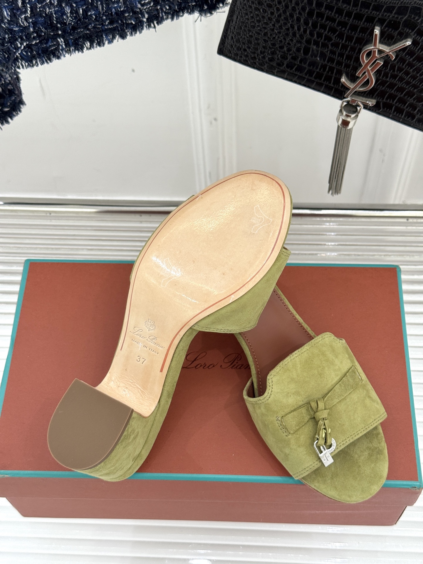 
Loro Piana/ LP 经典复古绝美
吊坠粗跟平底拖鞋
简约即时髦 松弛的高级感
感受夏日感高级