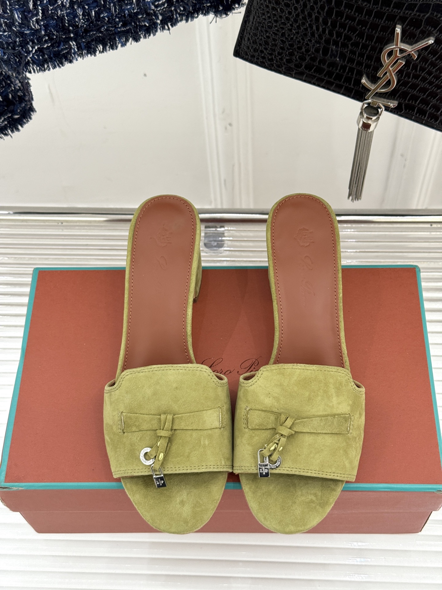 
Loro Piana/ LP 经典复古绝美
吊坠粗跟平底拖鞋
简约即时髦 松弛的高级感
感受夏日感高级