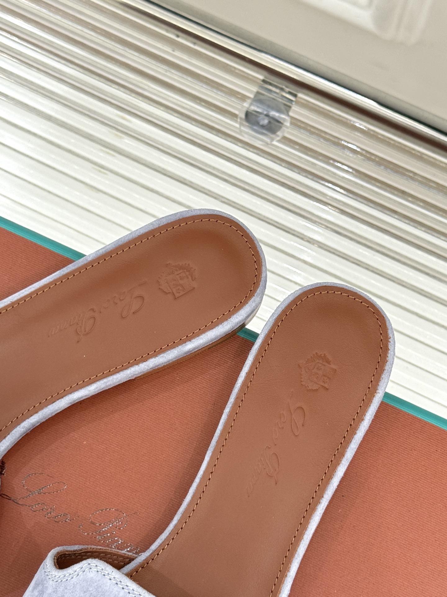 
Loro Piana/ LP 经典复古绝美
吊坠粗跟平底拖鞋
简约即时髦 松弛的高级感
感受夏日感高级