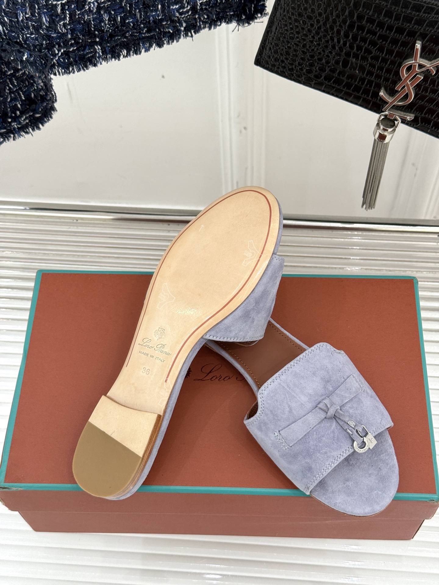 
Loro Piana/ LP 经典复古绝美
吊坠粗跟平底拖鞋
简约即时髦 松弛的高级感
感受夏日感高级
