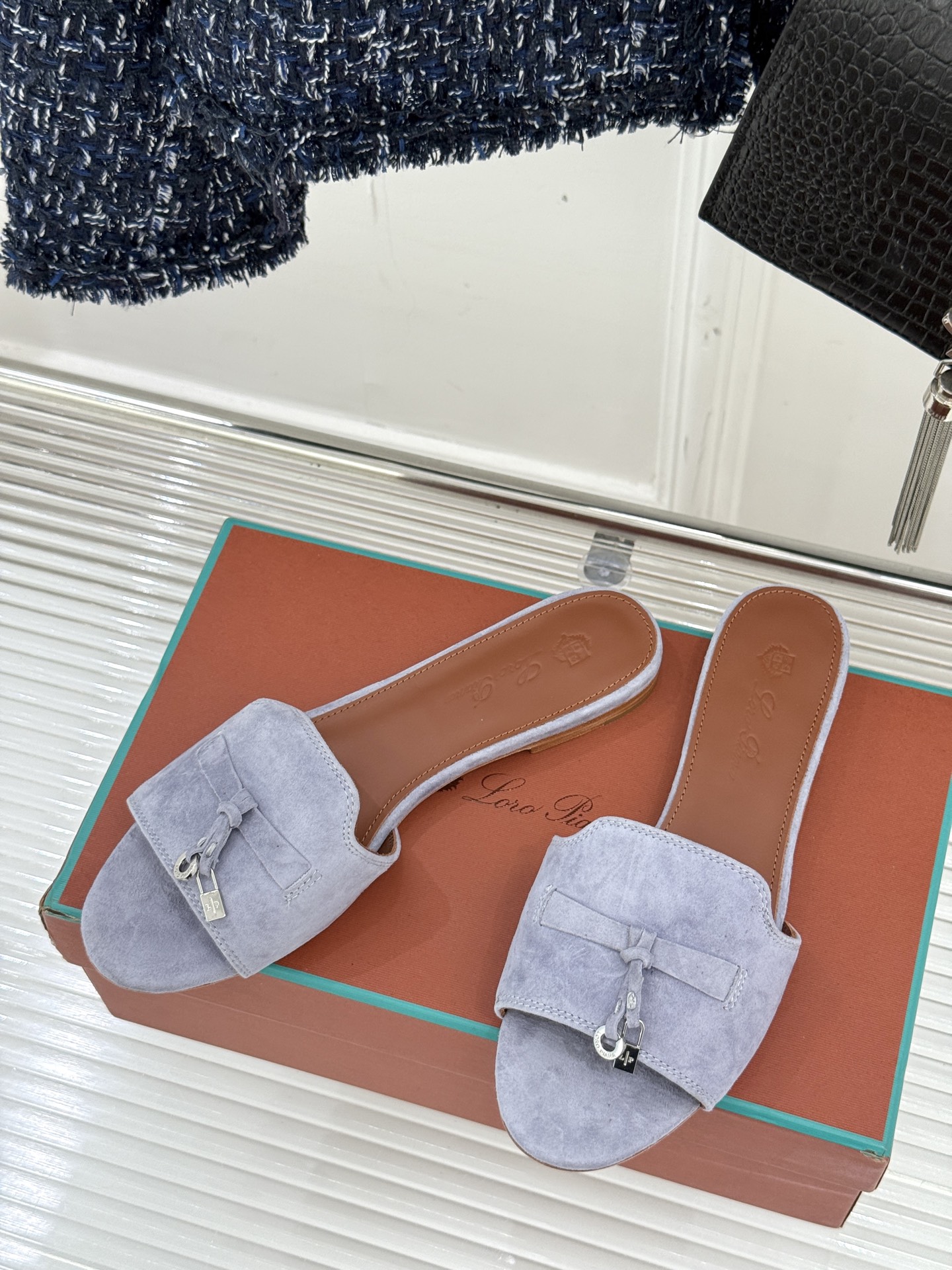 
Loro Piana/ LP 经典复古绝美
吊坠粗跟平底拖鞋
简约即时髦 松弛的高级感
感受夏日感高级