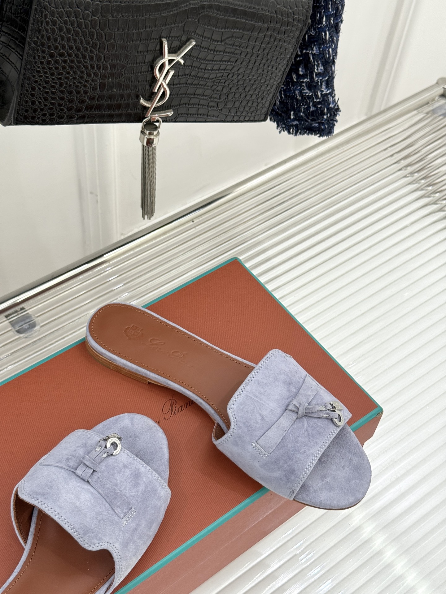 
Loro Piana/ LP 经典复古绝美
吊坠粗跟平底拖鞋
简约即时髦 松弛的高级感
感受夏日感高级