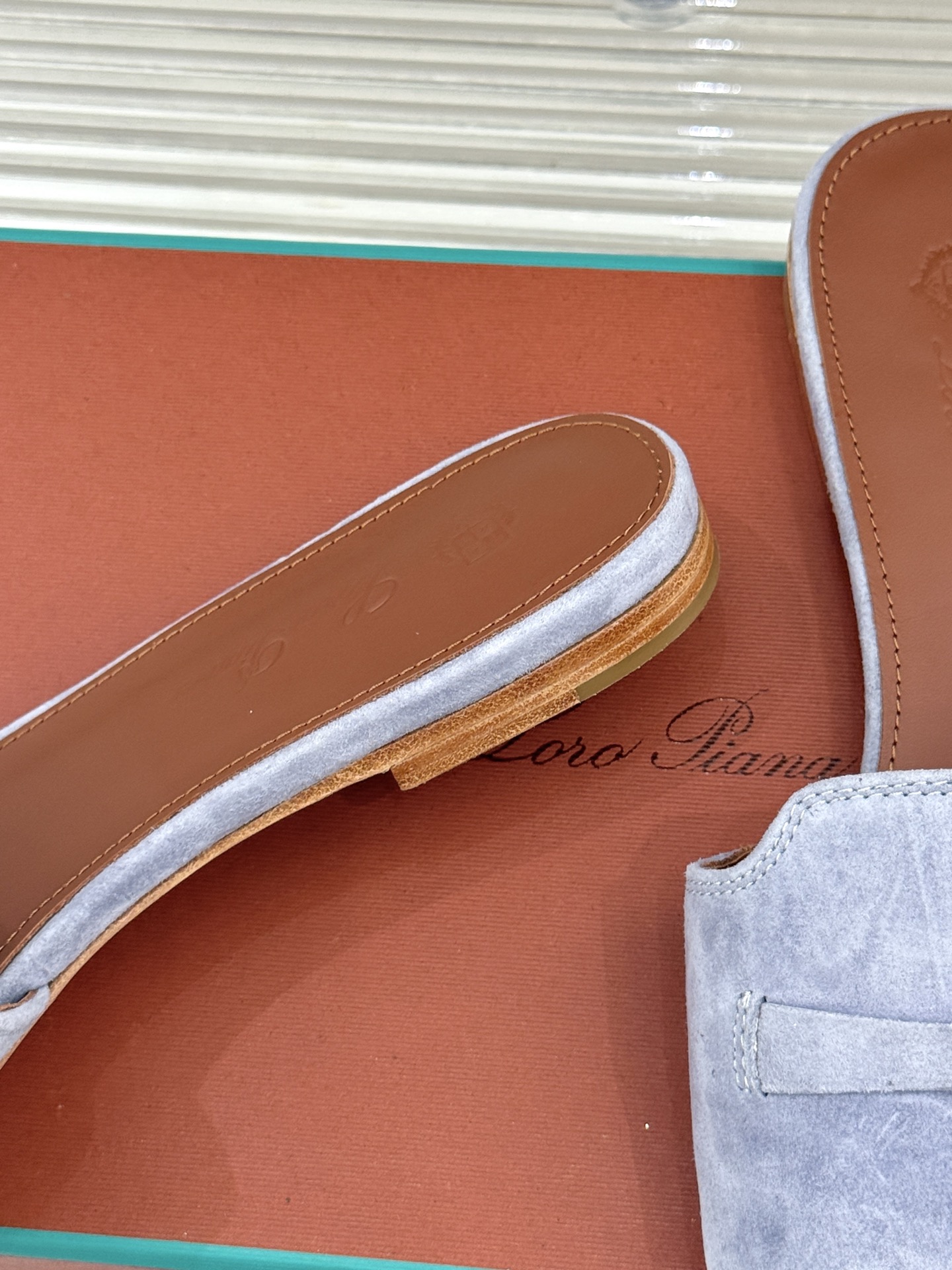 
Loro Piana/ LP 经典复古绝美
吊坠粗跟平底拖鞋
简约即时髦 松弛的高级感
感受夏日感高级