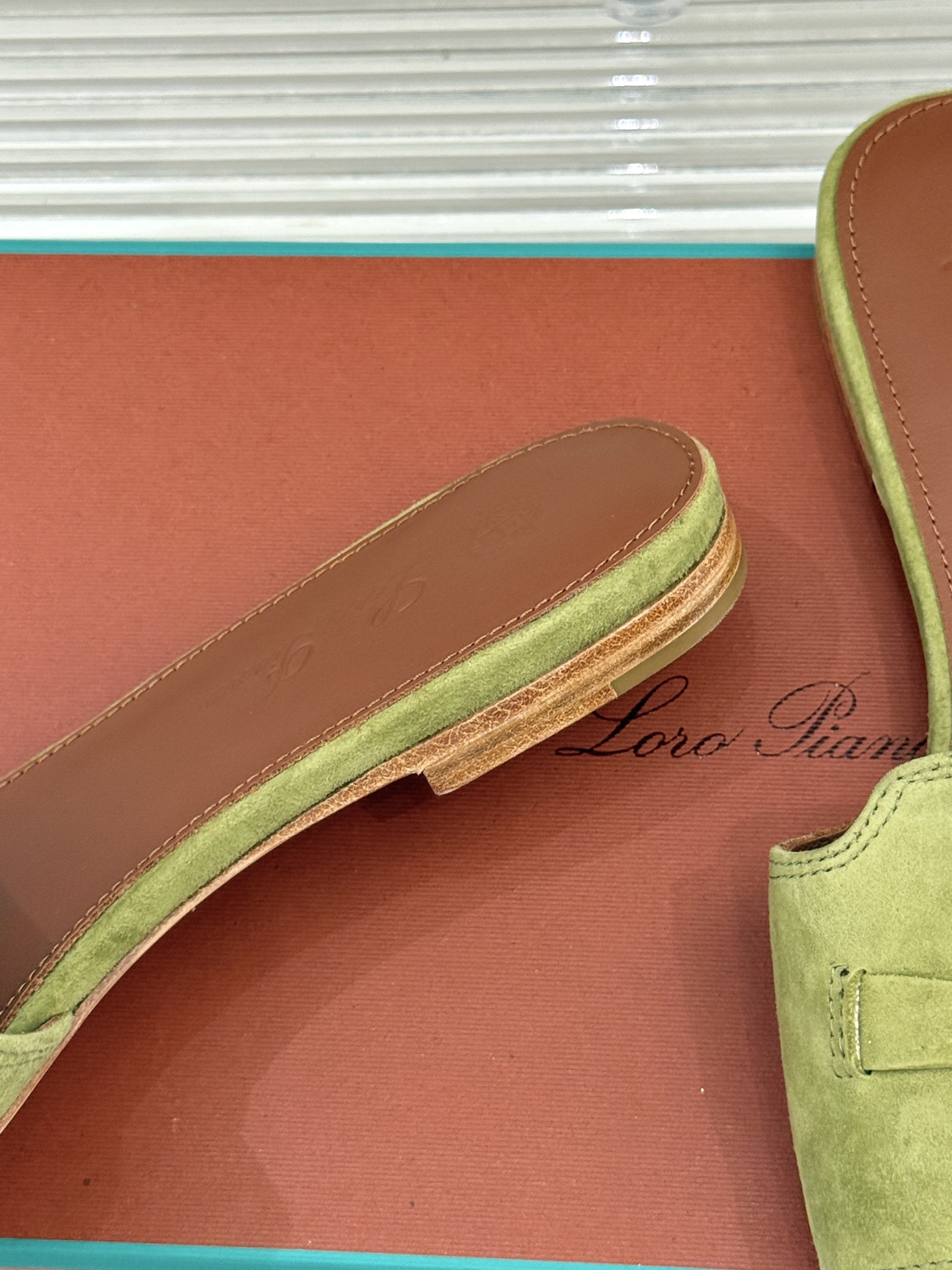
Loro Piana/ LP 经典复古绝美
吊坠粗跟平底拖鞋
简约即时髦 松弛的高级感
感受夏日感高级