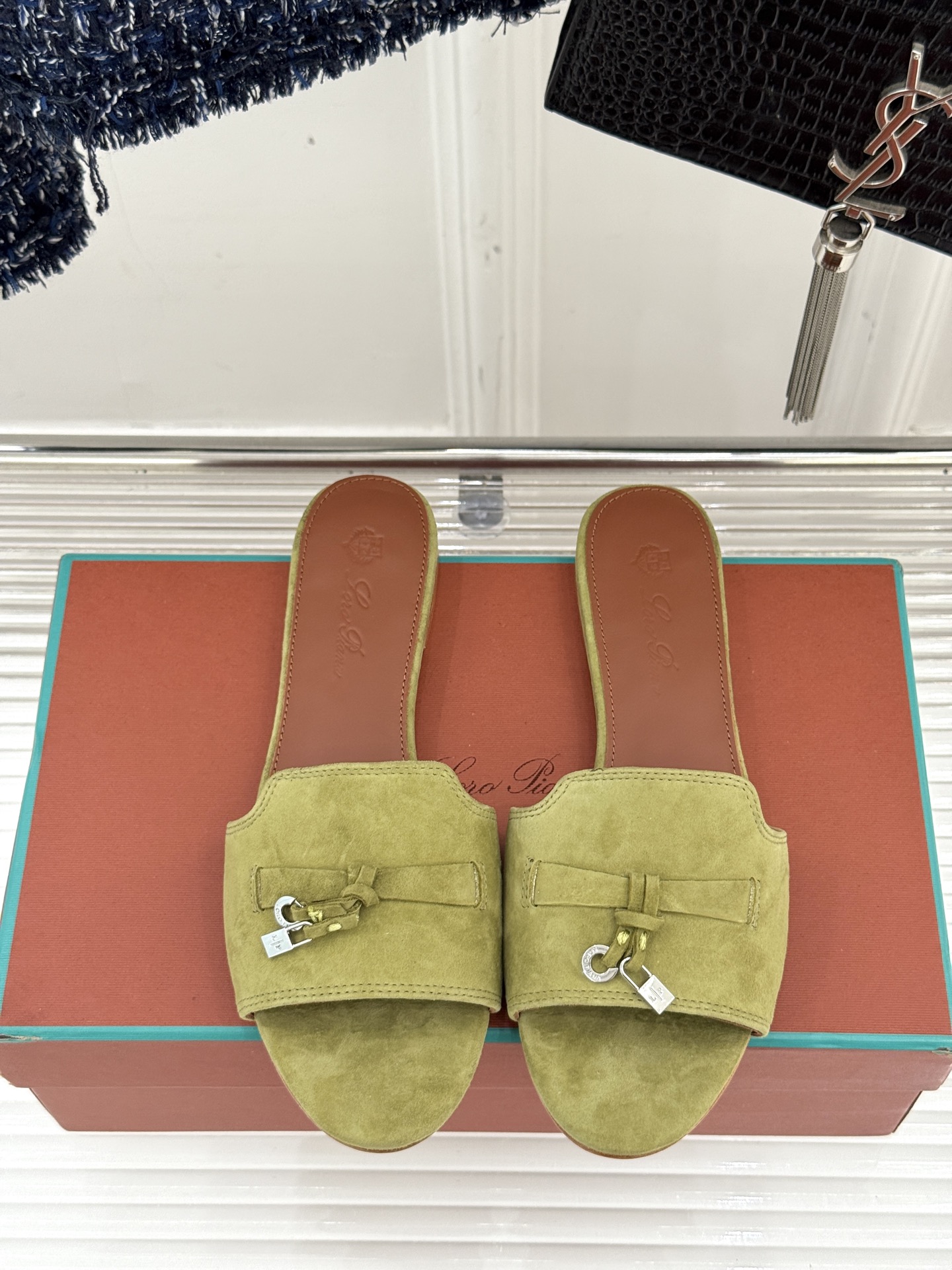 
Loro Piana/ LP 经典复古绝美
吊坠粗跟平底拖鞋
简约即时髦 松弛的高级感
感受夏日感高级
