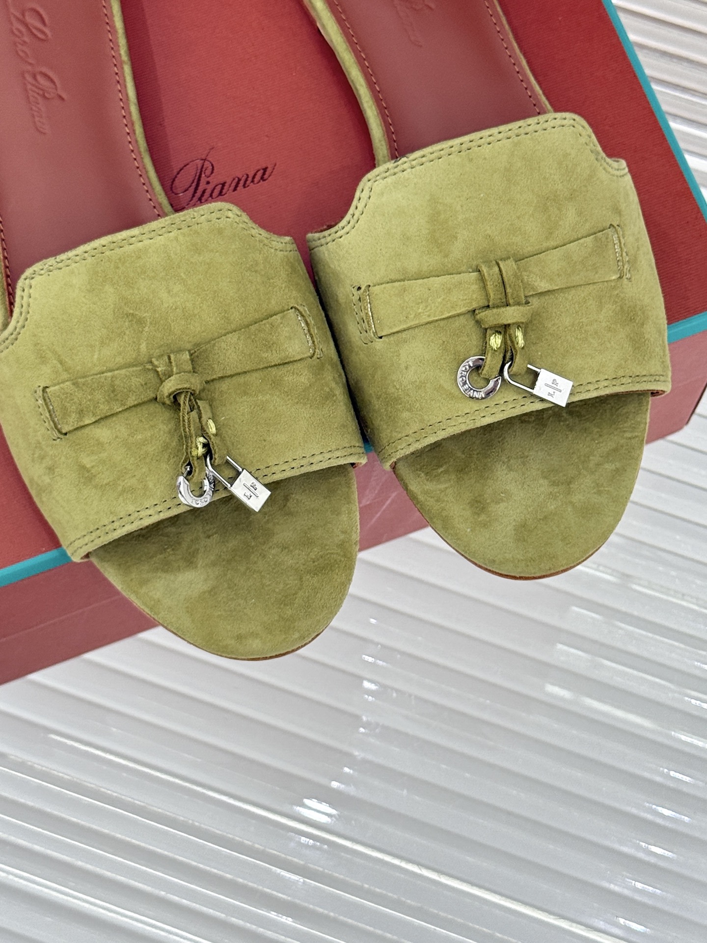 
Loro Piana/ LP 经典复古绝美
吊坠粗跟平底拖鞋
简约即时髦 松弛的高级感
感受夏日感高级