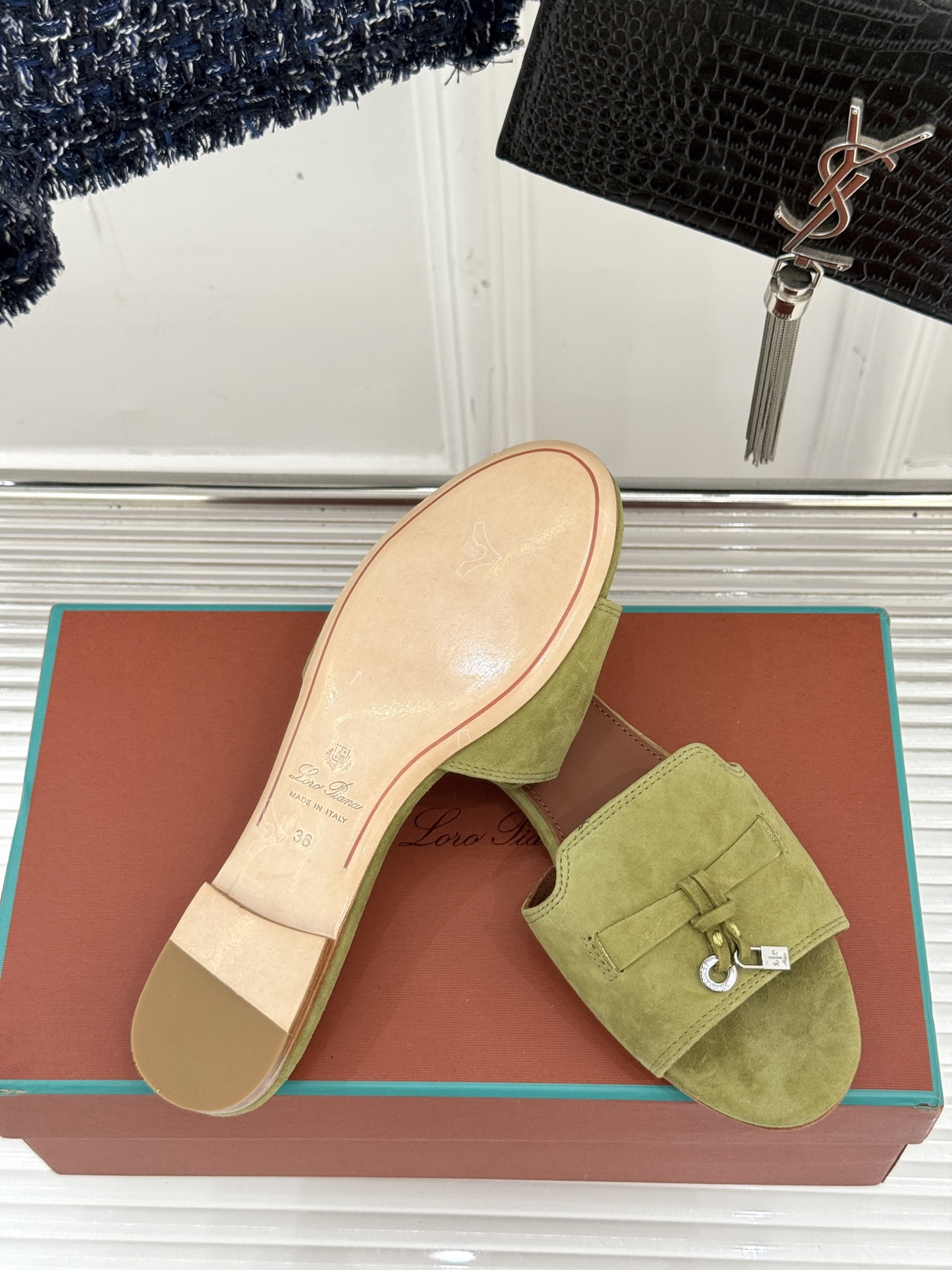 
Loro Piana/ LP 经典复古绝美
吊坠粗跟平底拖鞋
简约即时髦 松弛的高级感
感受夏日感高级