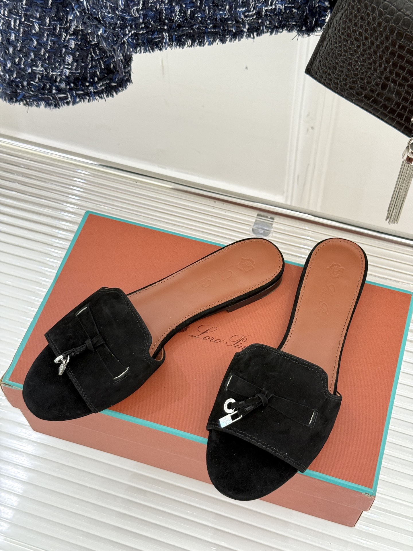 
Loro Piana/ LP 经典复古绝美
吊坠粗跟平底拖鞋
简约即时髦 松弛的高级感
感受夏日感高级