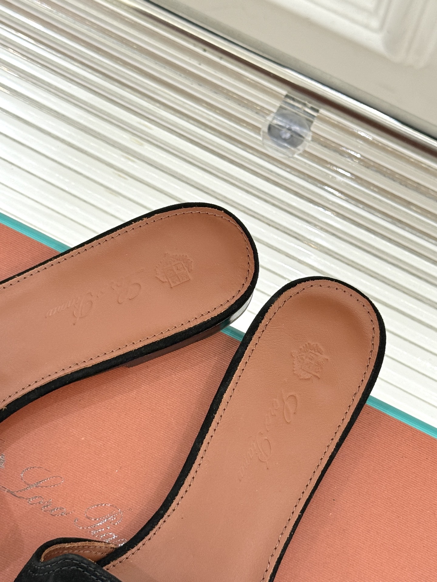 
Loro Piana/ LP 经典复古绝美
吊坠粗跟平底拖鞋
简约即时髦 松弛的高级感
感受夏日感高级