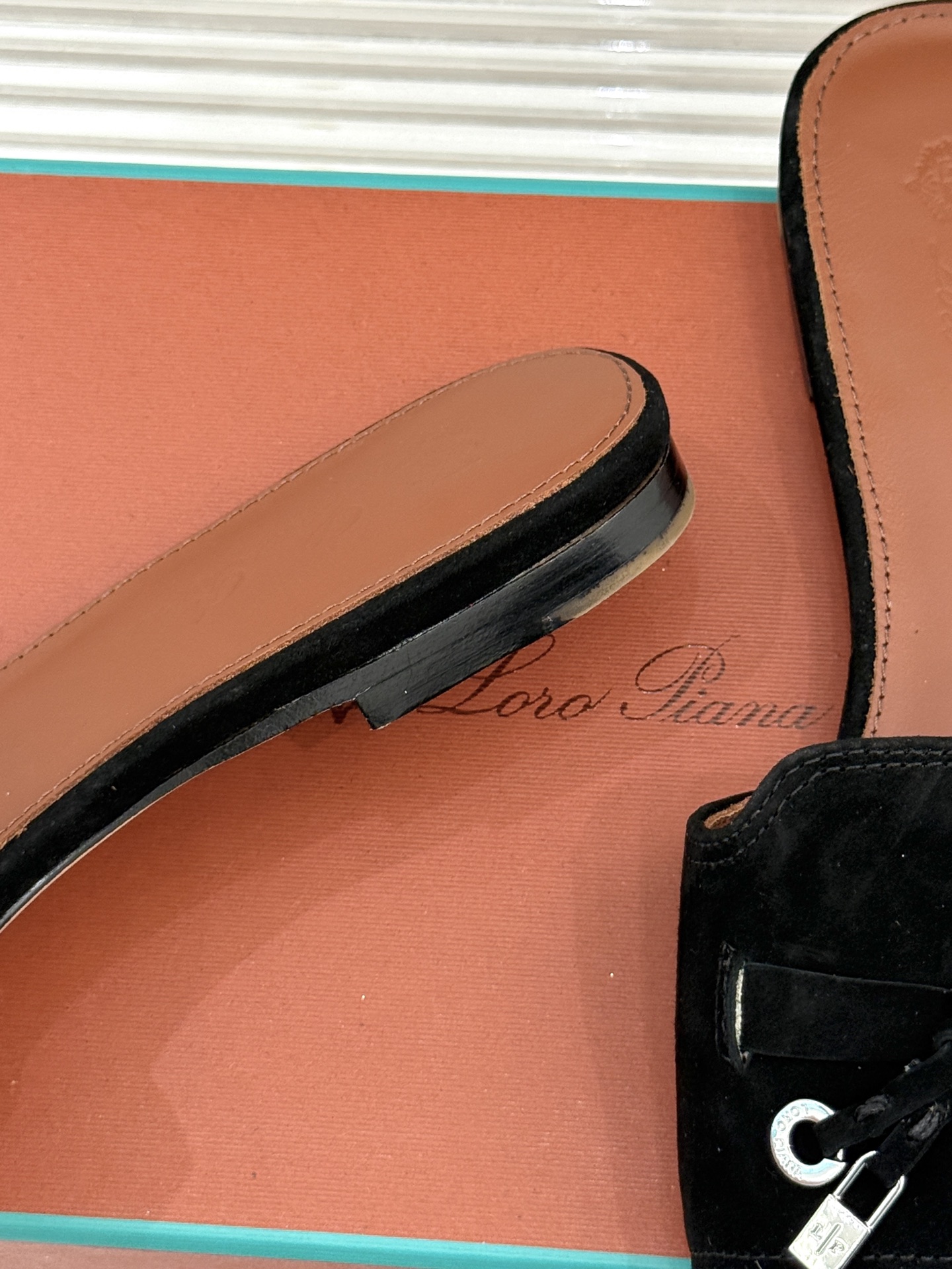 
Loro Piana/ LP 经典复古绝美
吊坠粗跟平底拖鞋
简约即时髦 松弛的高级感
感受夏日感高级