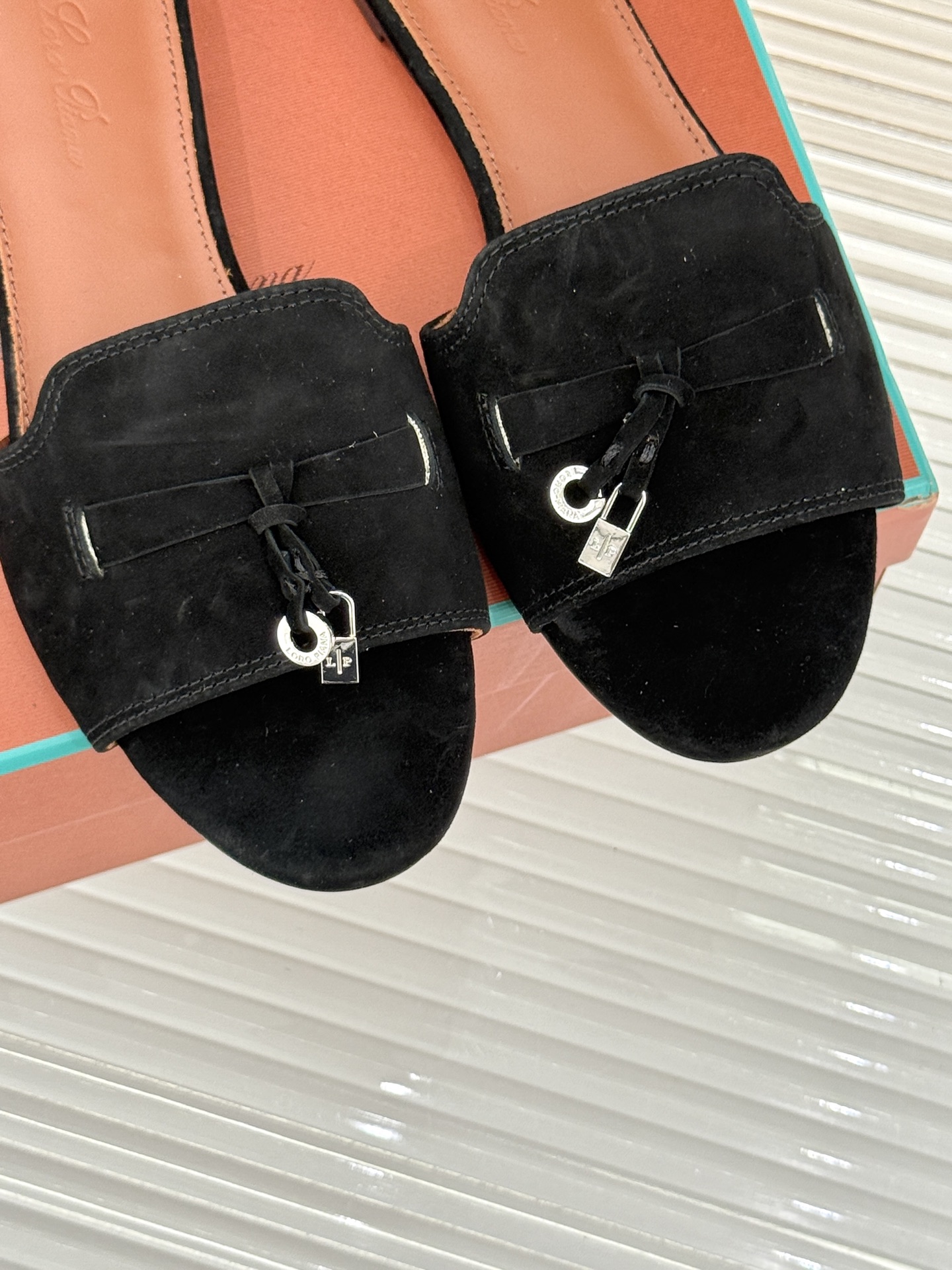 
Loro Piana/ LP 经典复古绝美
吊坠粗跟平底拖鞋
简约即时髦 松弛的高级感
感受夏日感高级