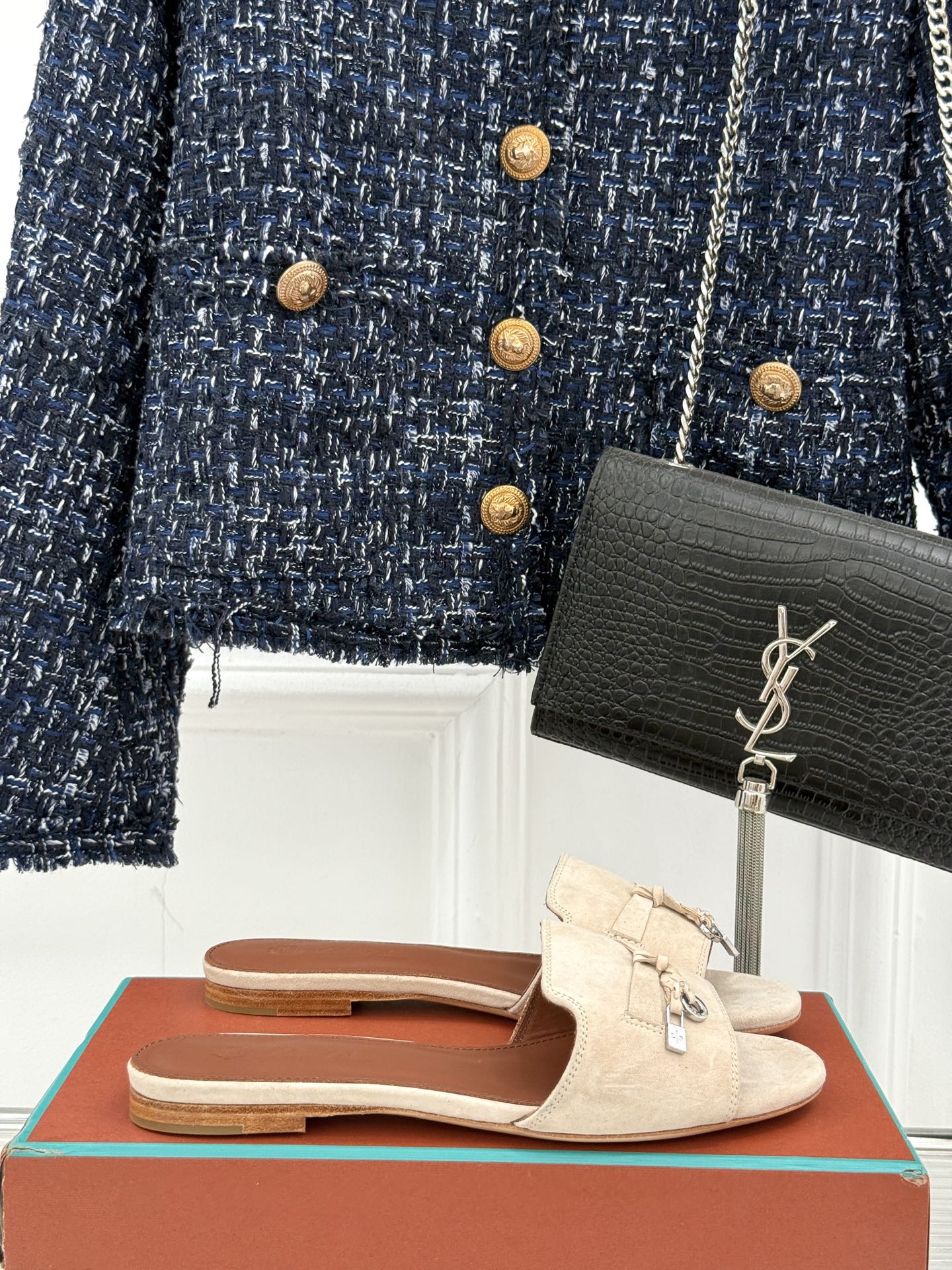 
Loro Piana/ LP 经典复古绝美
吊坠粗跟平底拖鞋
简约即时髦 松弛的高级感
感受夏日感高级