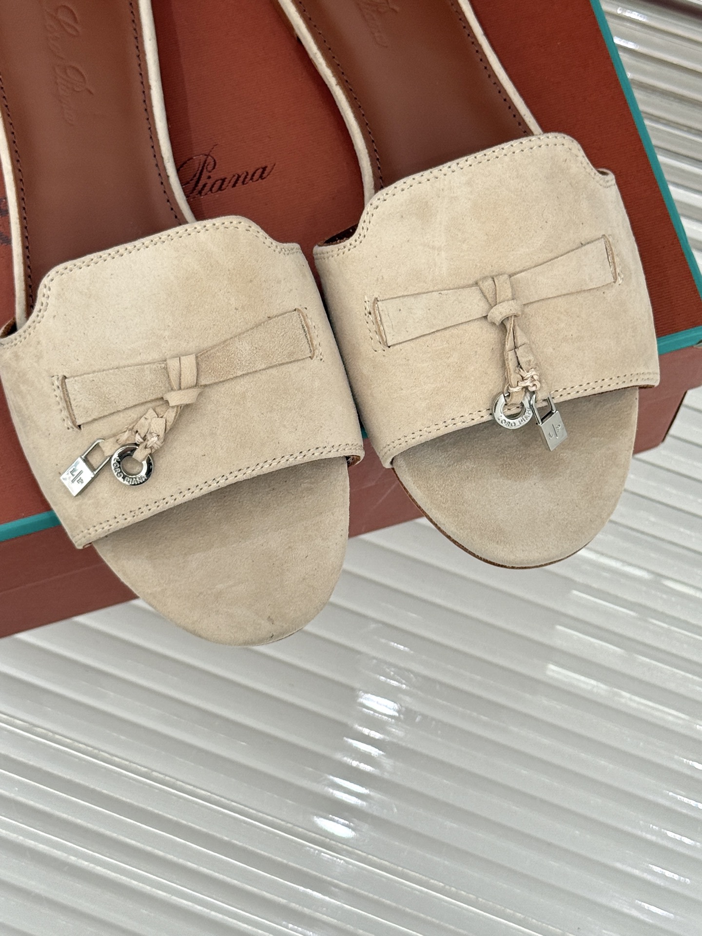 
Loro Piana/ LP 经典复古绝美
吊坠粗跟平底拖鞋
简约即时髦 松弛的高级感
感受夏日感高级