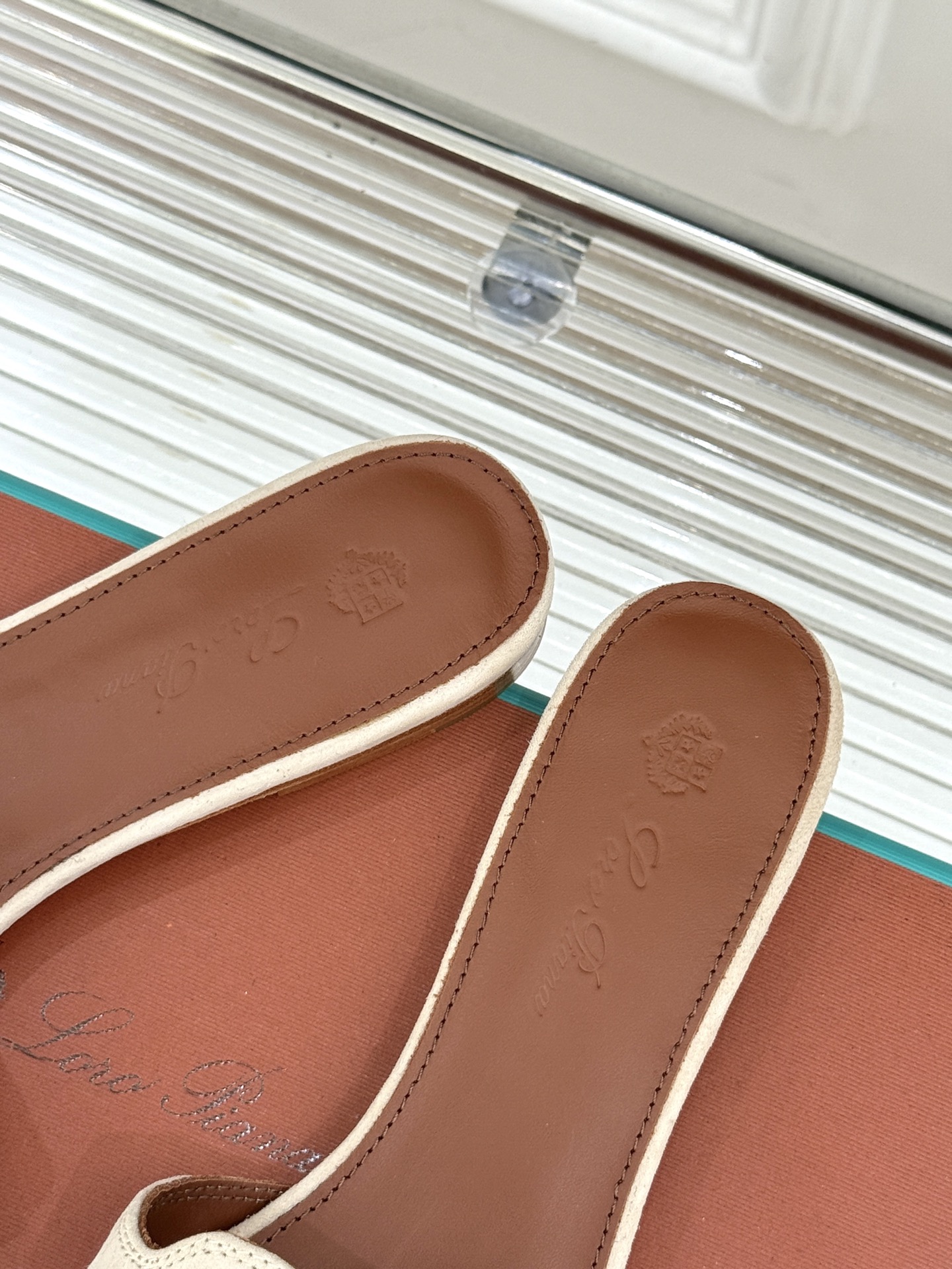 
Loro Piana/ LP 经典复古绝美
吊坠粗跟平底拖鞋
简约即时髦 松弛的高级感
感受夏日感高级