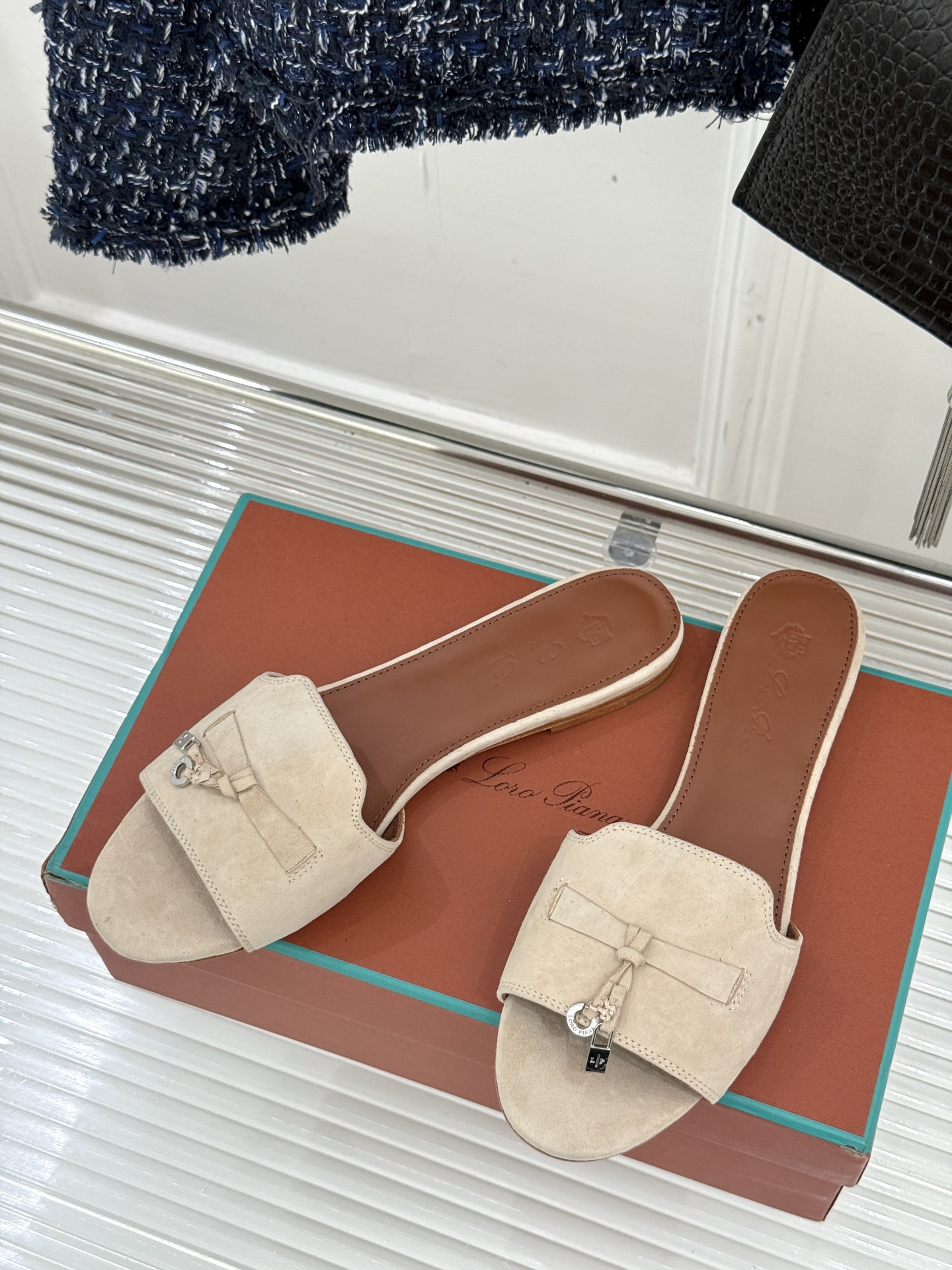 
Loro Piana/ LP 经典复古绝美
吊坠粗跟平底拖鞋
简约即时髦 松弛的高级感
感受夏日感高级