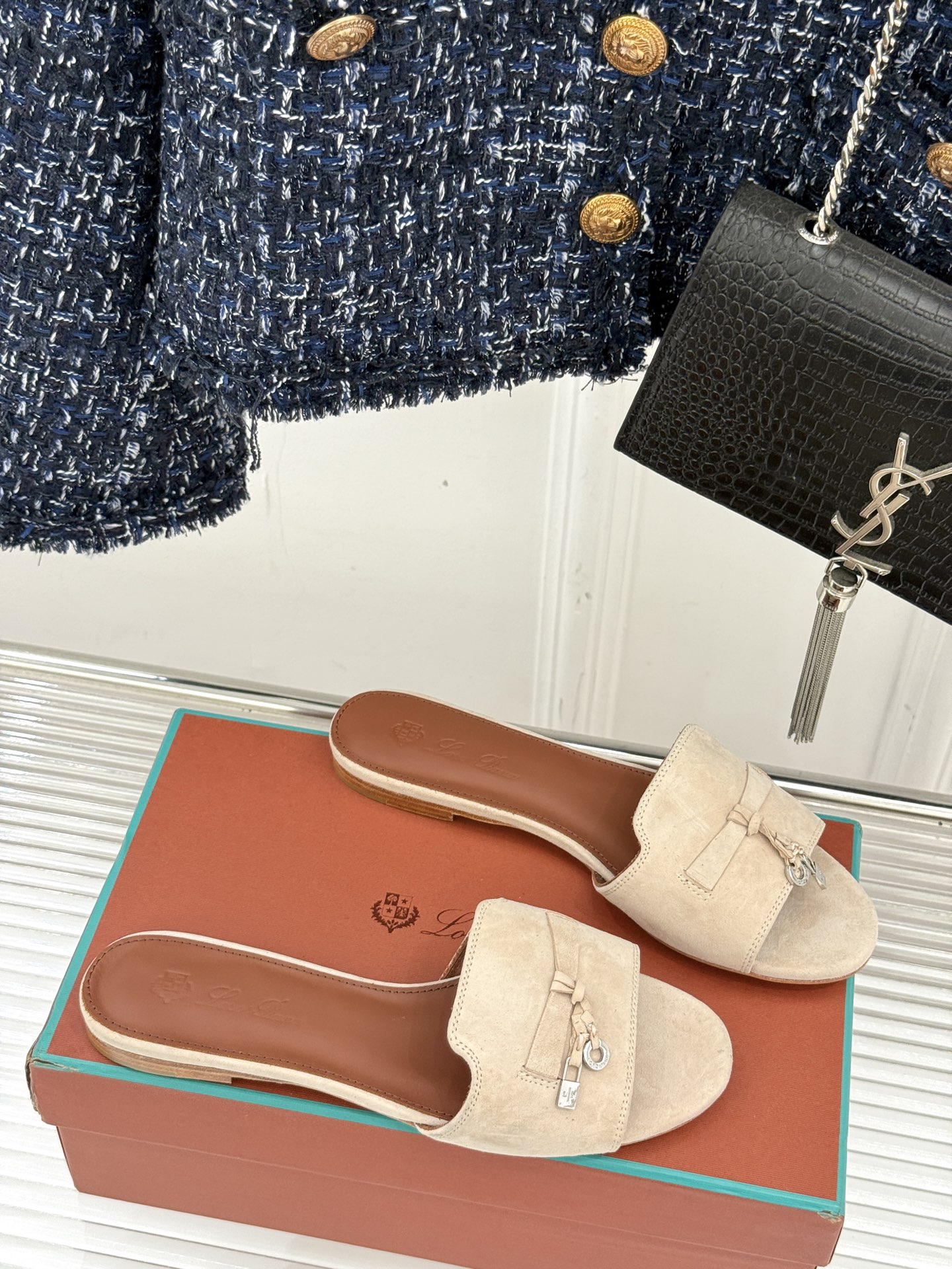 
Loro Piana/ LP 经典复古绝美
吊坠粗跟平底拖鞋
简约即时髦 松弛的高级感
感受夏日感高级