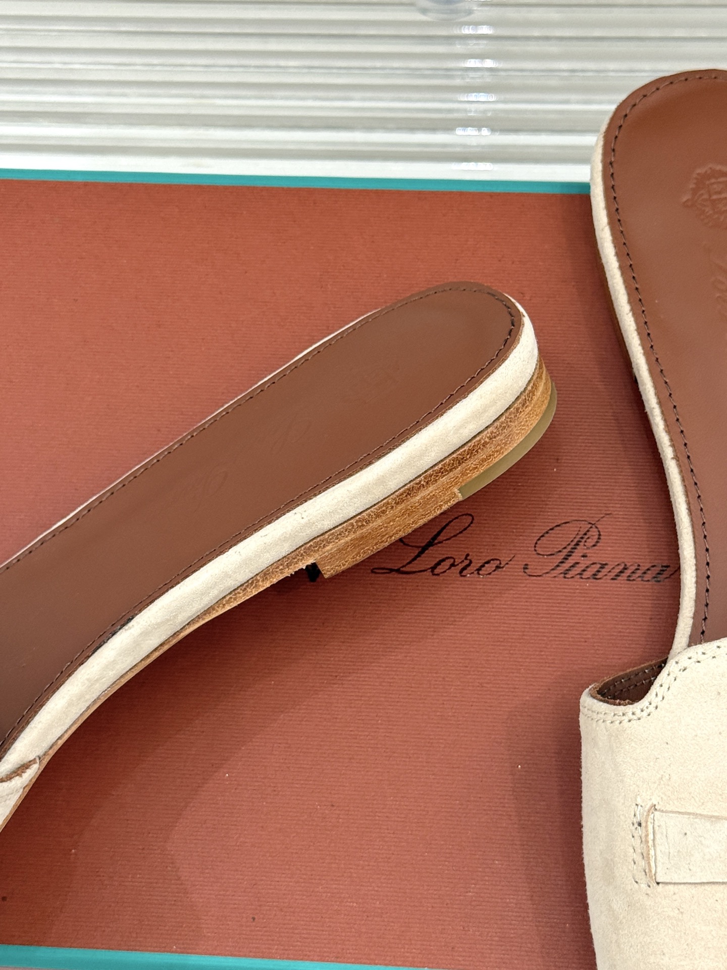 
Loro Piana/ LP 经典复古绝美
吊坠粗跟平底拖鞋
简约即时髦 松弛的高级感
感受夏日感高级