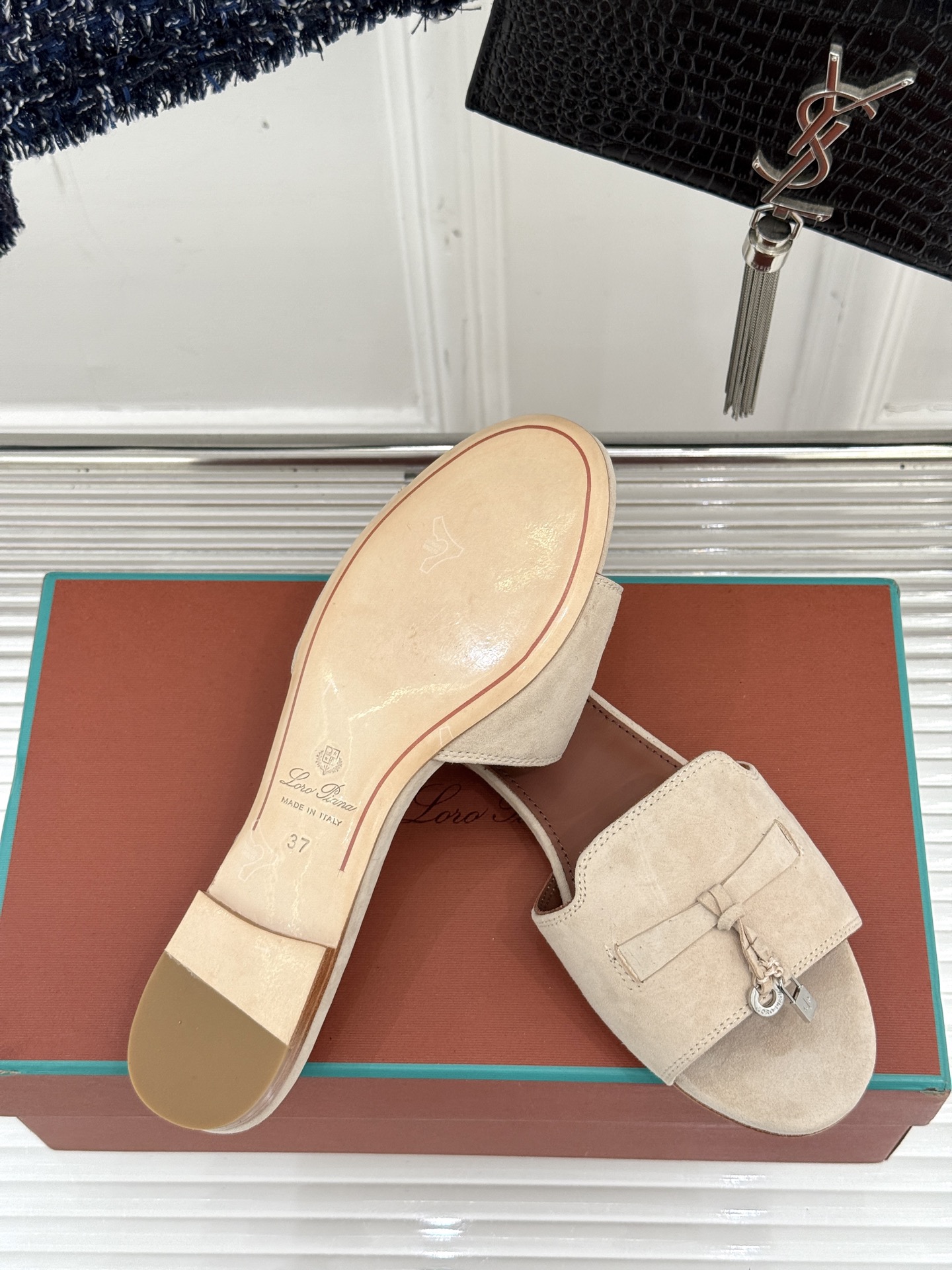 
Loro Piana/ LP 经典复古绝美
吊坠粗跟平底拖鞋
简约即时髦 松弛的高级感
感受夏日感高级