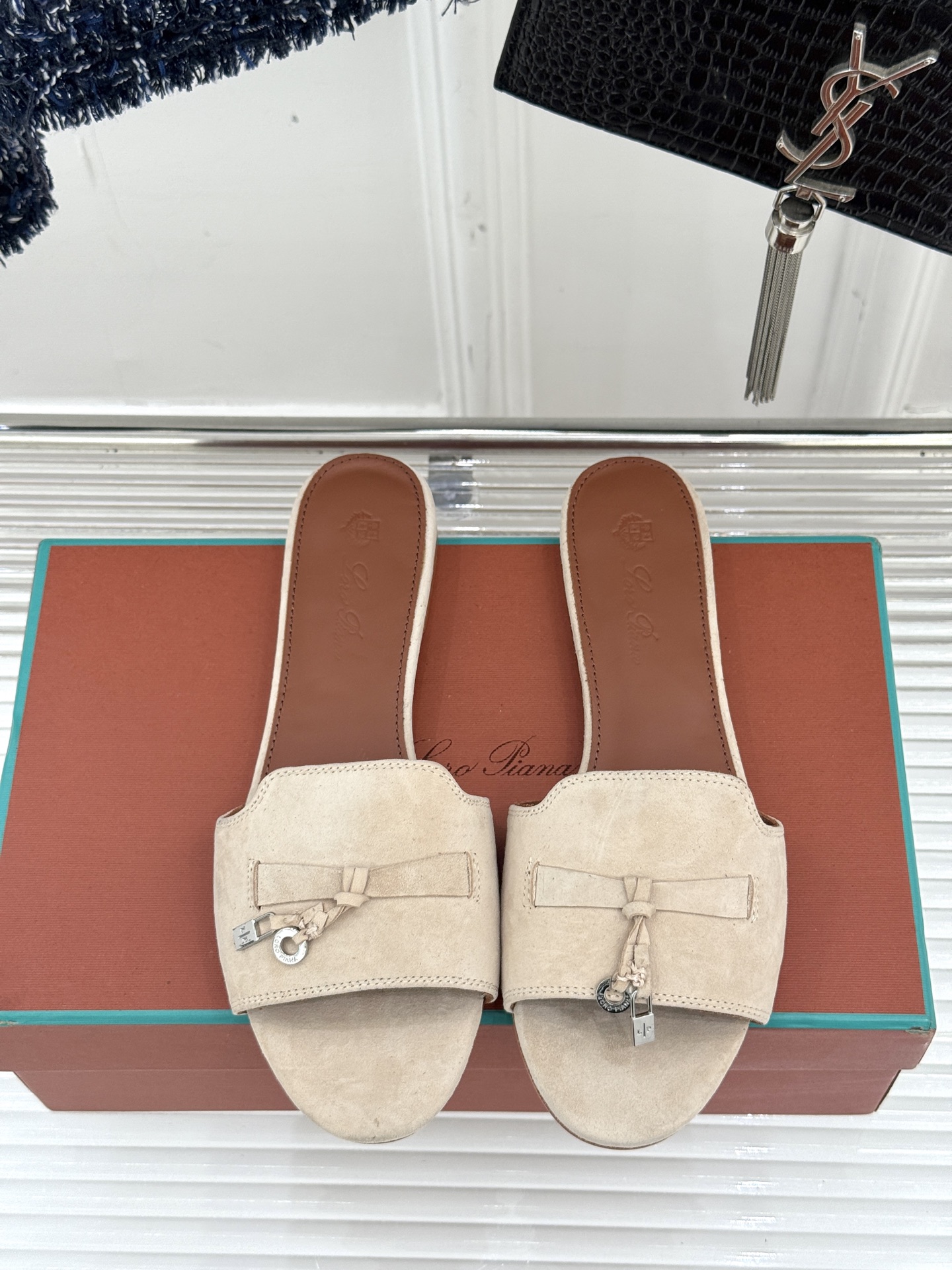 
Loro Piana/ LP 经典复古绝美
吊坠粗跟平底拖鞋
简约即时髦 松弛的高级感
感受夏日感高级