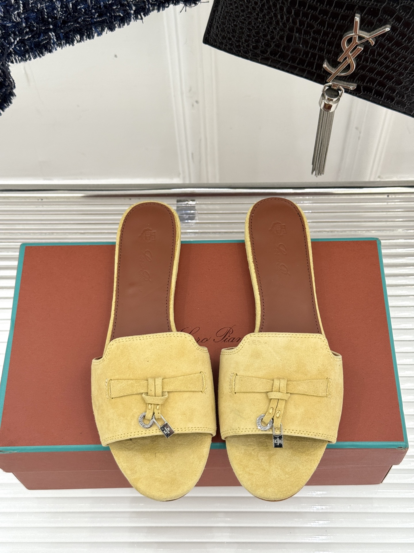 
Loro Piana/ LP 经典复古绝美
吊坠粗跟平底拖鞋
简约即时髦 松弛的高级感
感受夏日感高级
