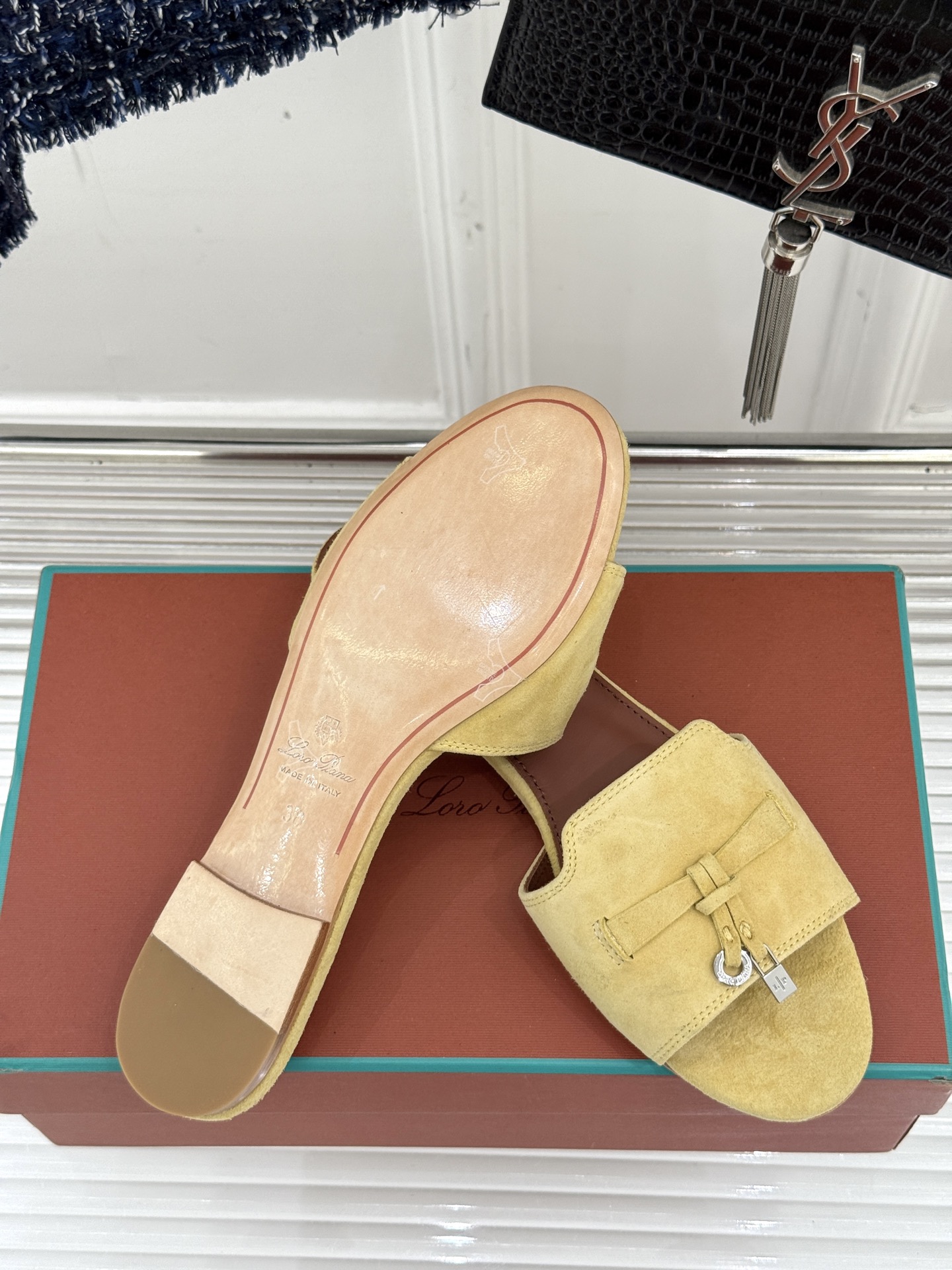 
Loro Piana/ LP 经典复古绝美
吊坠粗跟平底拖鞋
简约即时髦 松弛的高级感
感受夏日感高级