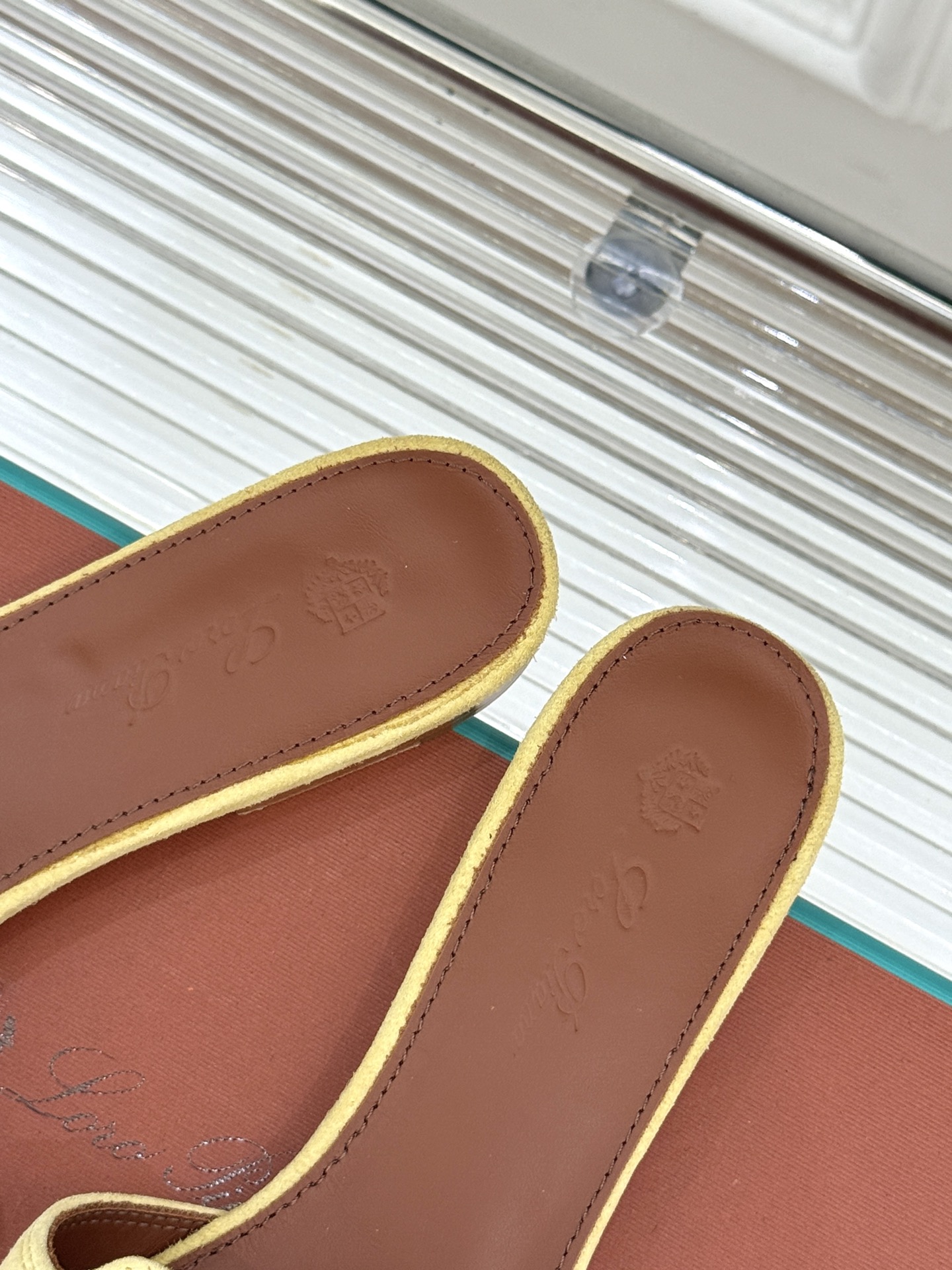 
Loro Piana/ LP 经典复古绝美
吊坠粗跟平底拖鞋
简约即时髦 松弛的高级感
感受夏日感高级