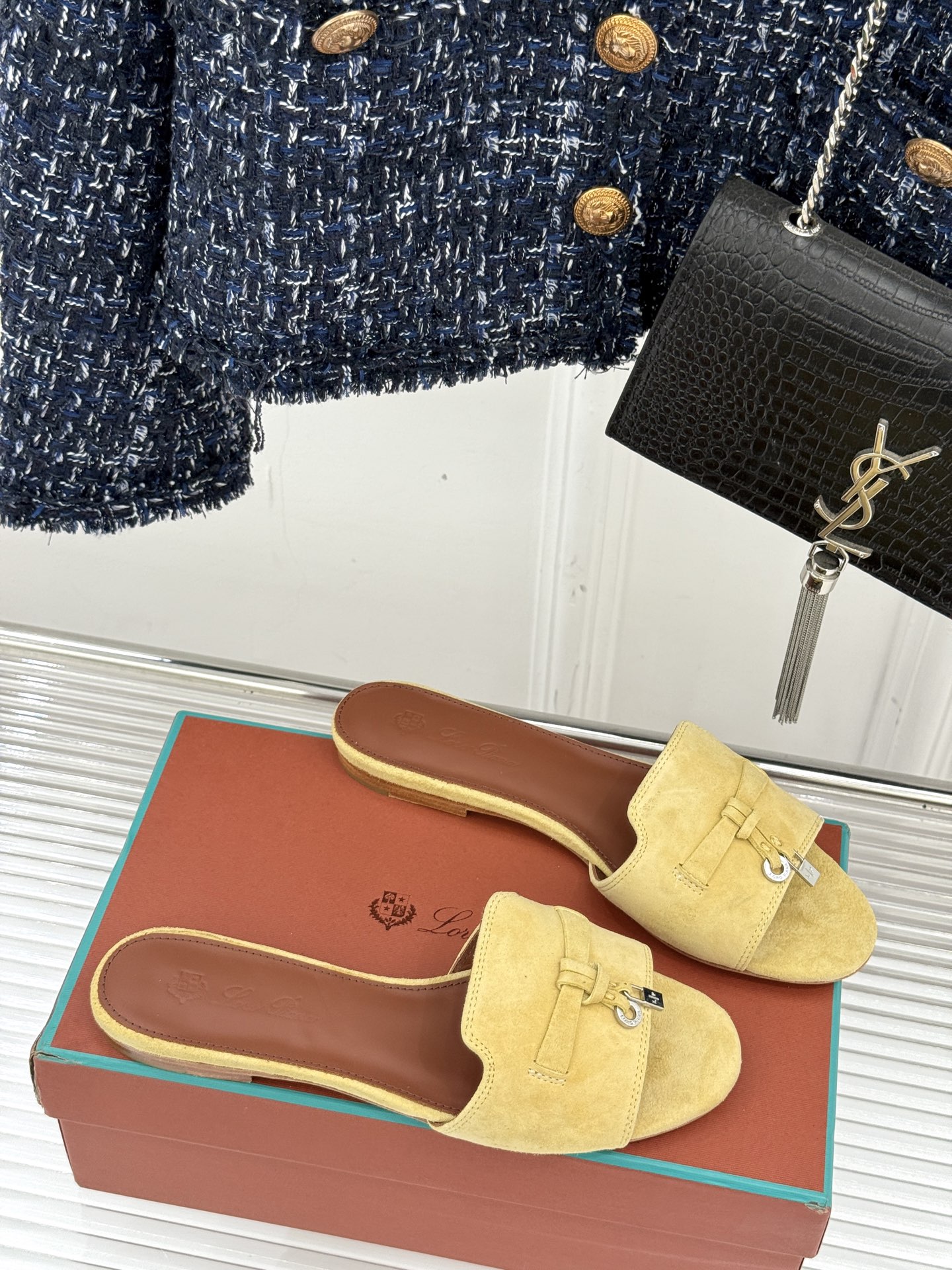 
Loro Piana/ LP 经典复古绝美
吊坠粗跟平底拖鞋
简约即时髦 松弛的高级感
感受夏日感高级