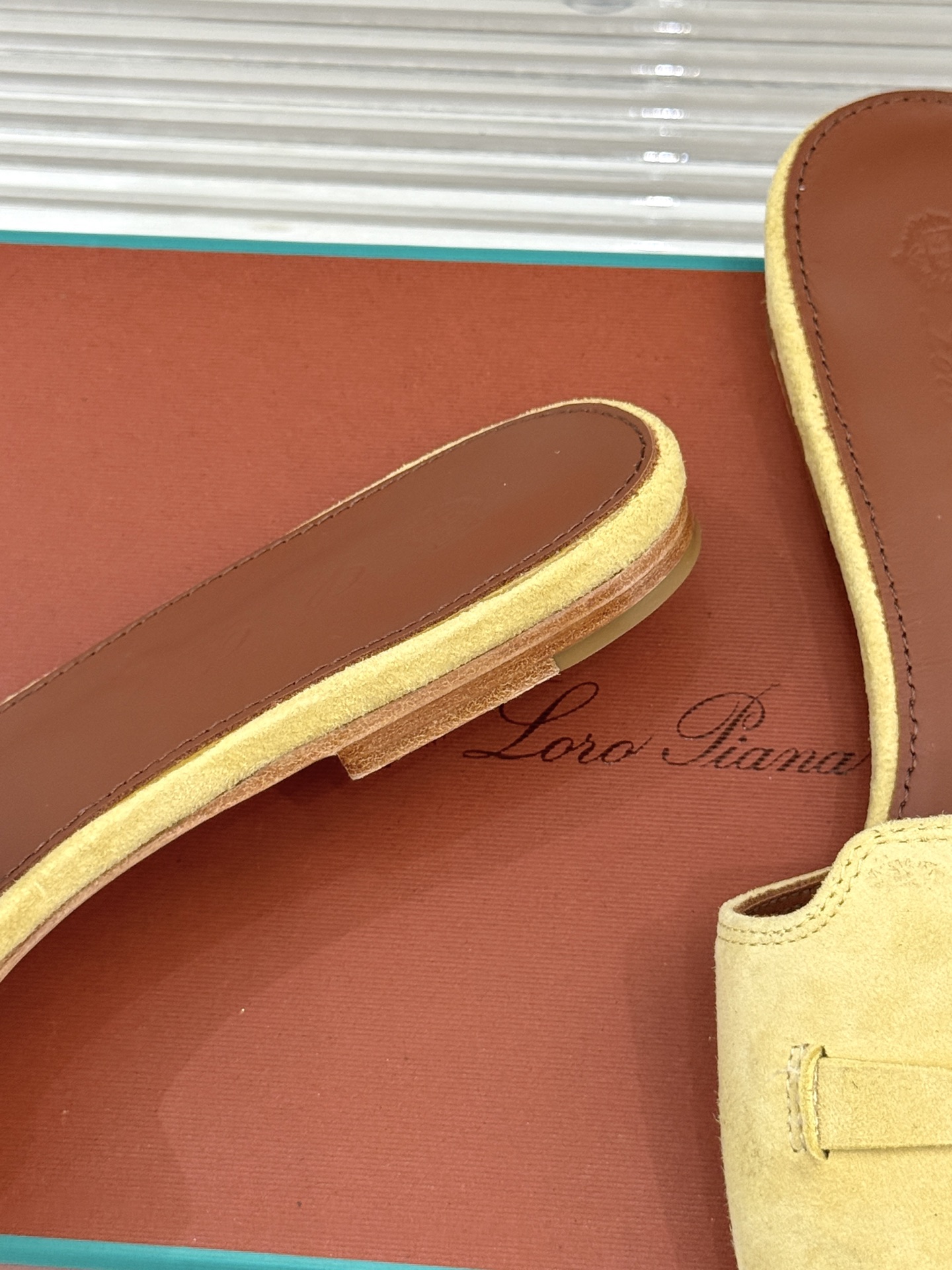 
Loro Piana/ LP 经典复古绝美
吊坠粗跟平底拖鞋
简约即时髦 松弛的高级感
感受夏日感高级