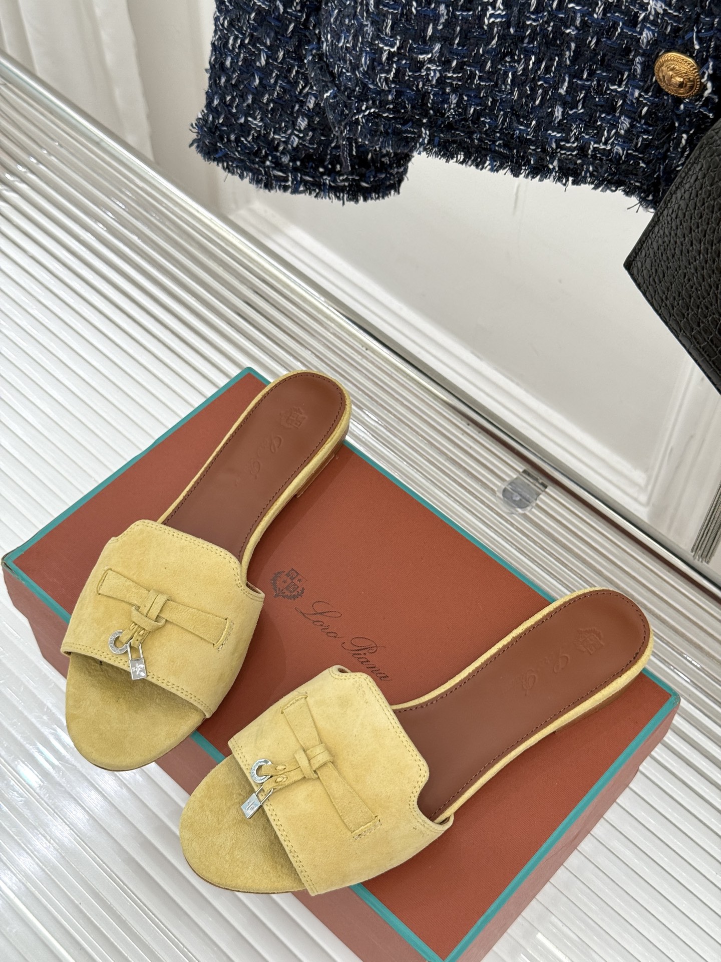 
Loro Piana/ LP 经典复古绝美
吊坠粗跟平底拖鞋
简约即时髦 松弛的高级感
感受夏日感高级