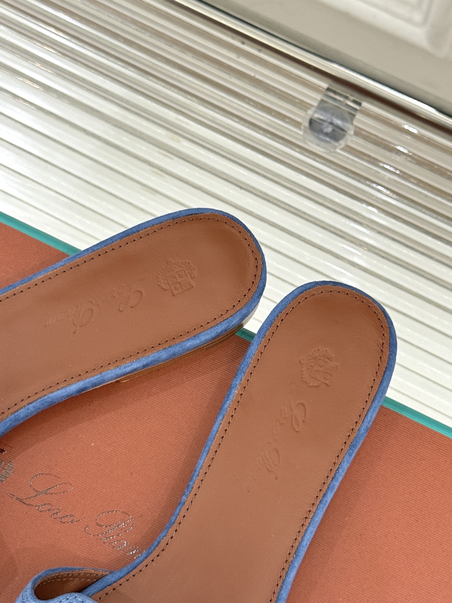 
Loro Piana/ LP 经典复古绝美
吊坠粗跟平底拖鞋
简约即时髦 松弛的高级感
感受夏日感高级