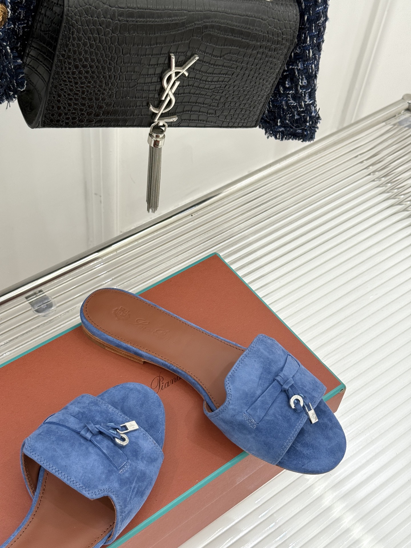 
Loro Piana/ LP 经典复古绝美
吊坠粗跟平底拖鞋
简约即时髦 松弛的高级感
感受夏日感高级