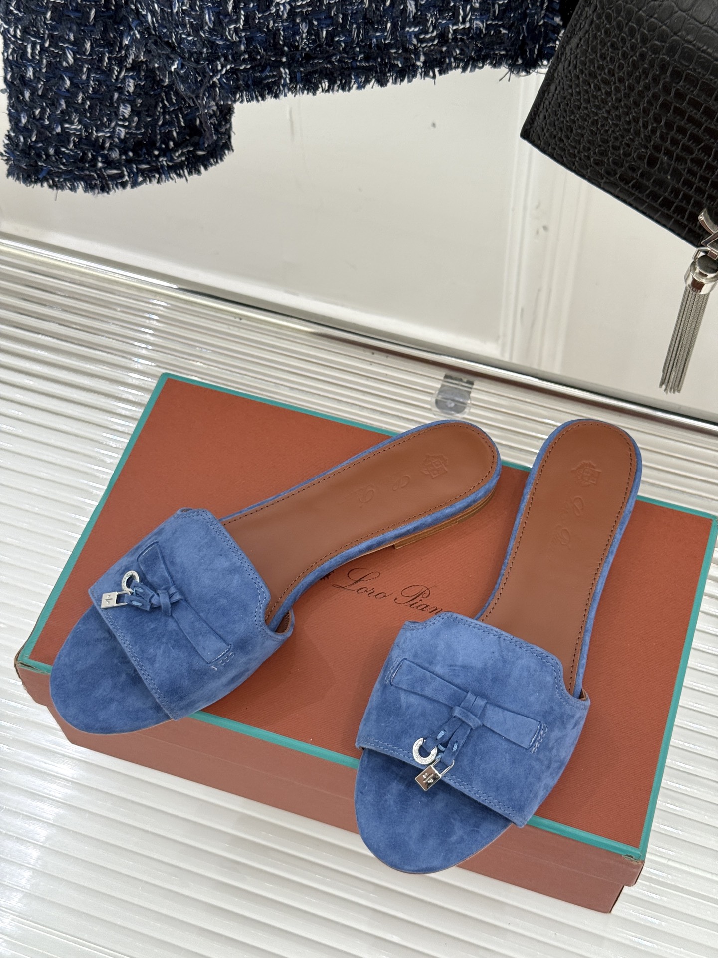
Loro Piana/ LP 经典复古绝美
吊坠粗跟平底拖鞋
简约即时髦 松弛的高级感
感受夏日感高级