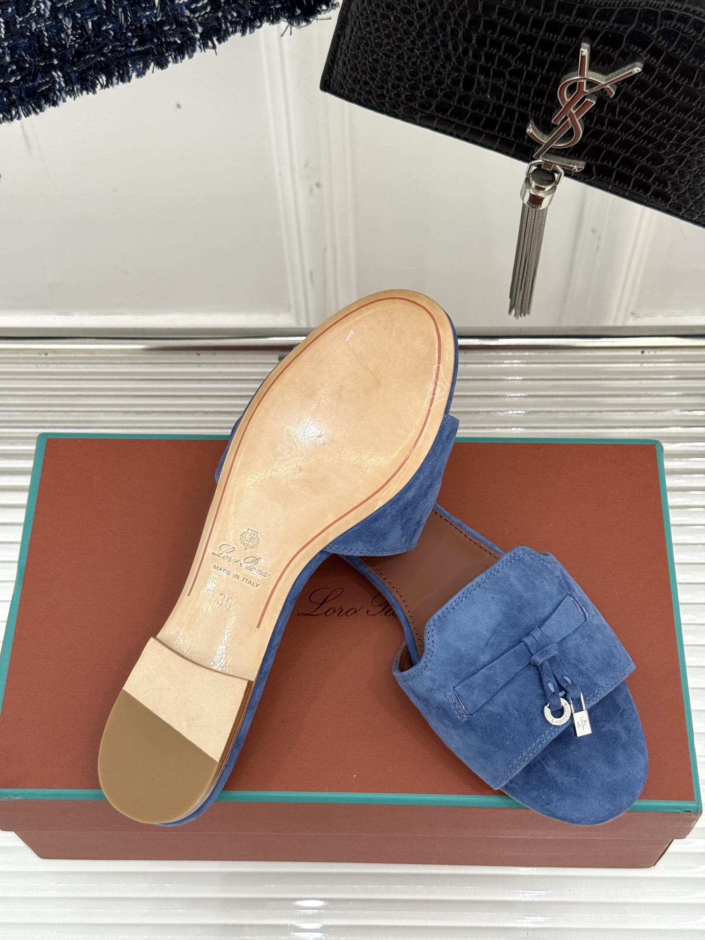 
Loro Piana/ LP 经典复古绝美
吊坠粗跟平底拖鞋
简约即时髦 松弛的高级感
感受夏日感高级
