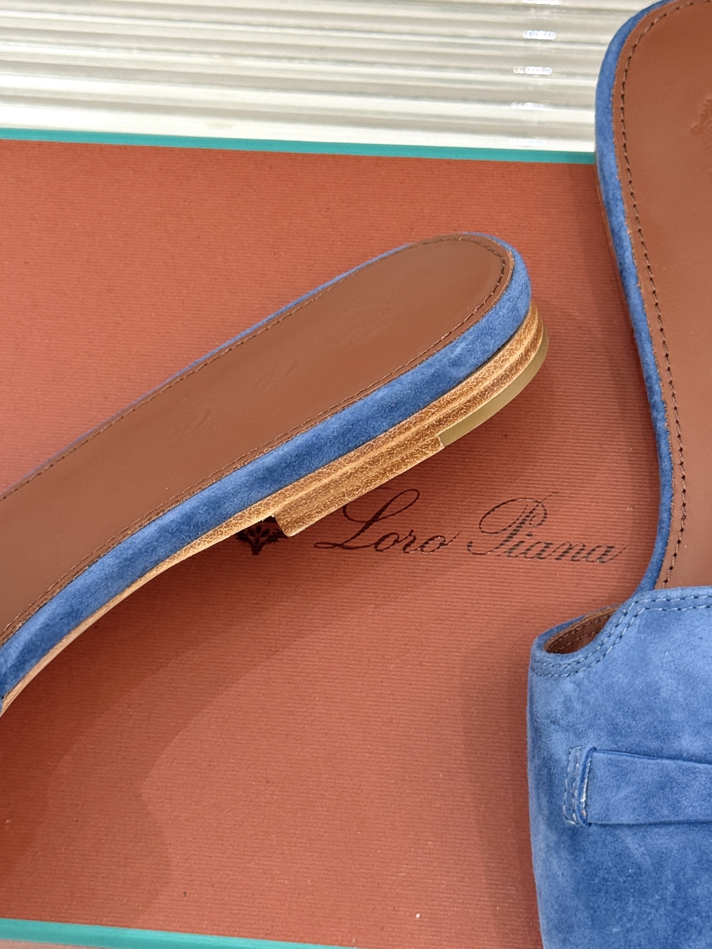 
Loro Piana/ LP 经典复古绝美
吊坠粗跟平底拖鞋
简约即时髦 松弛的高级感
感受夏日感高级