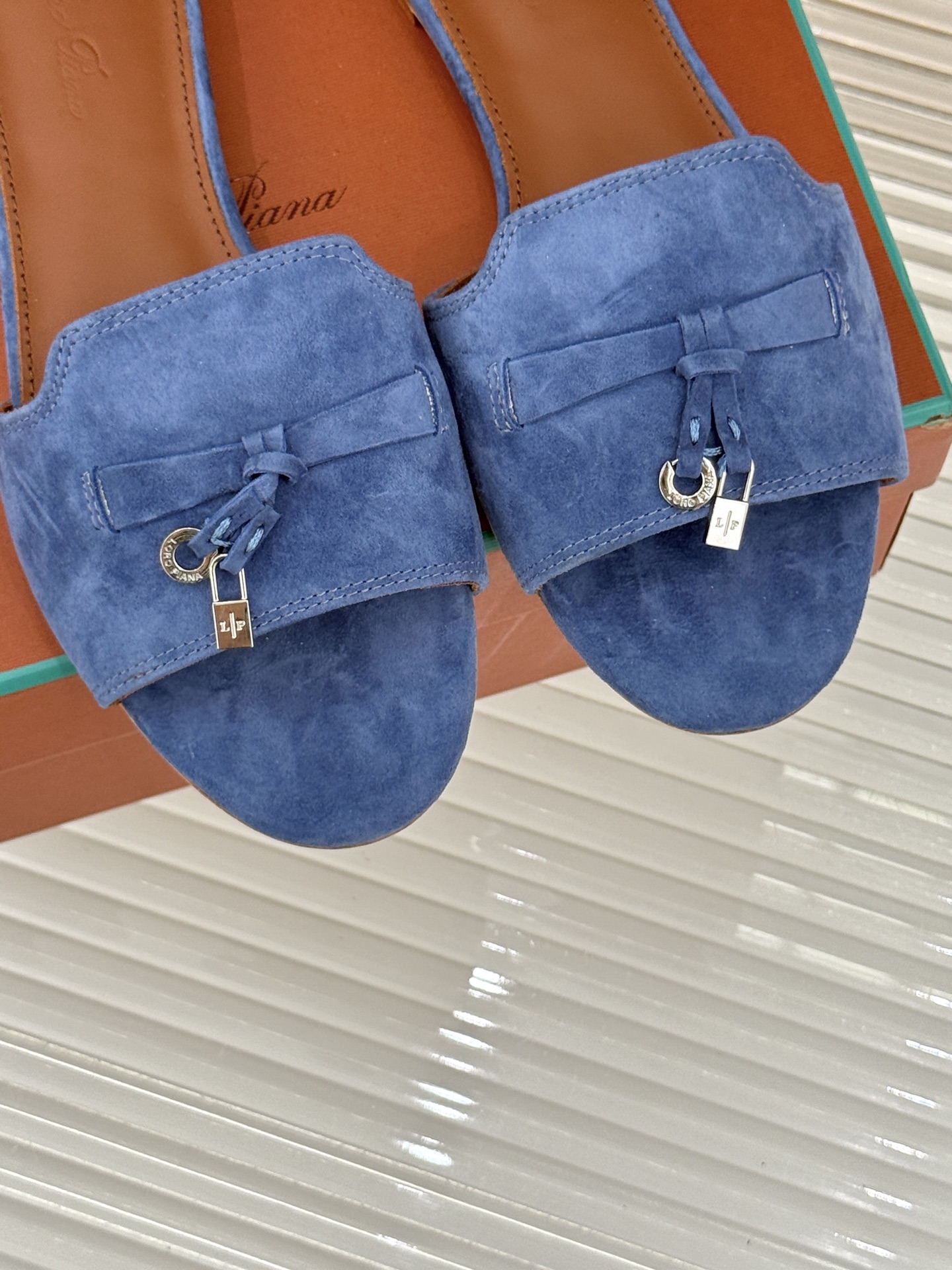 
Loro Piana/ LP 经典复古绝美
吊坠粗跟平底拖鞋
简约即时髦 松弛的高级感
感受夏日感高级