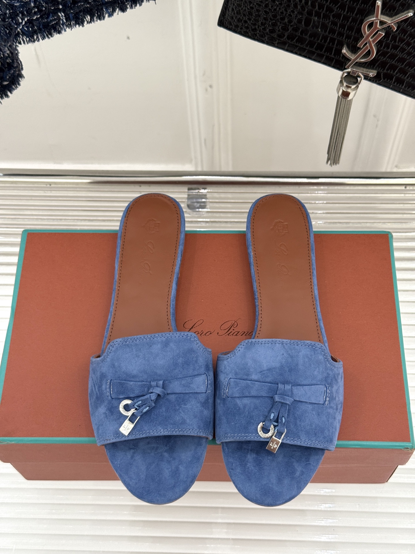 
Loro Piana/ LP 经典复古绝美
吊坠粗跟平底拖鞋
简约即时髦 松弛的高级感
感受夏日感高级