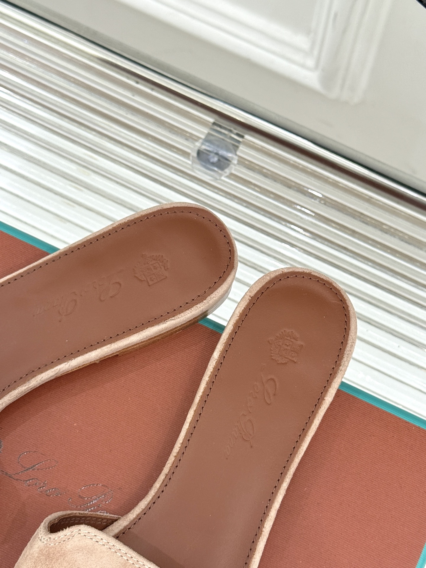 
Loro Piana/ LP 经典复古绝美
吊坠粗跟平底拖鞋
简约即时髦 松弛的高级感
感受夏日感高级