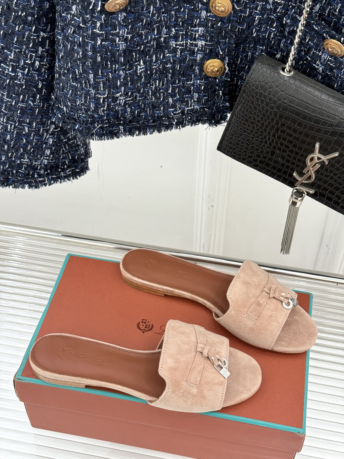 
Loro Piana/ LP 经典复古绝美
吊坠粗跟平底拖鞋
简约即时髦 松弛的高级感
感受夏日感高级