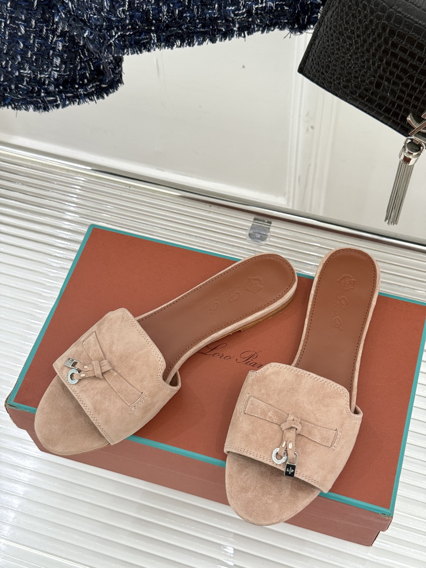 
Loro Piana/ LP 经典复古绝美
吊坠粗跟平底拖鞋
简约即时髦 松弛的高级感
感受夏日感高级