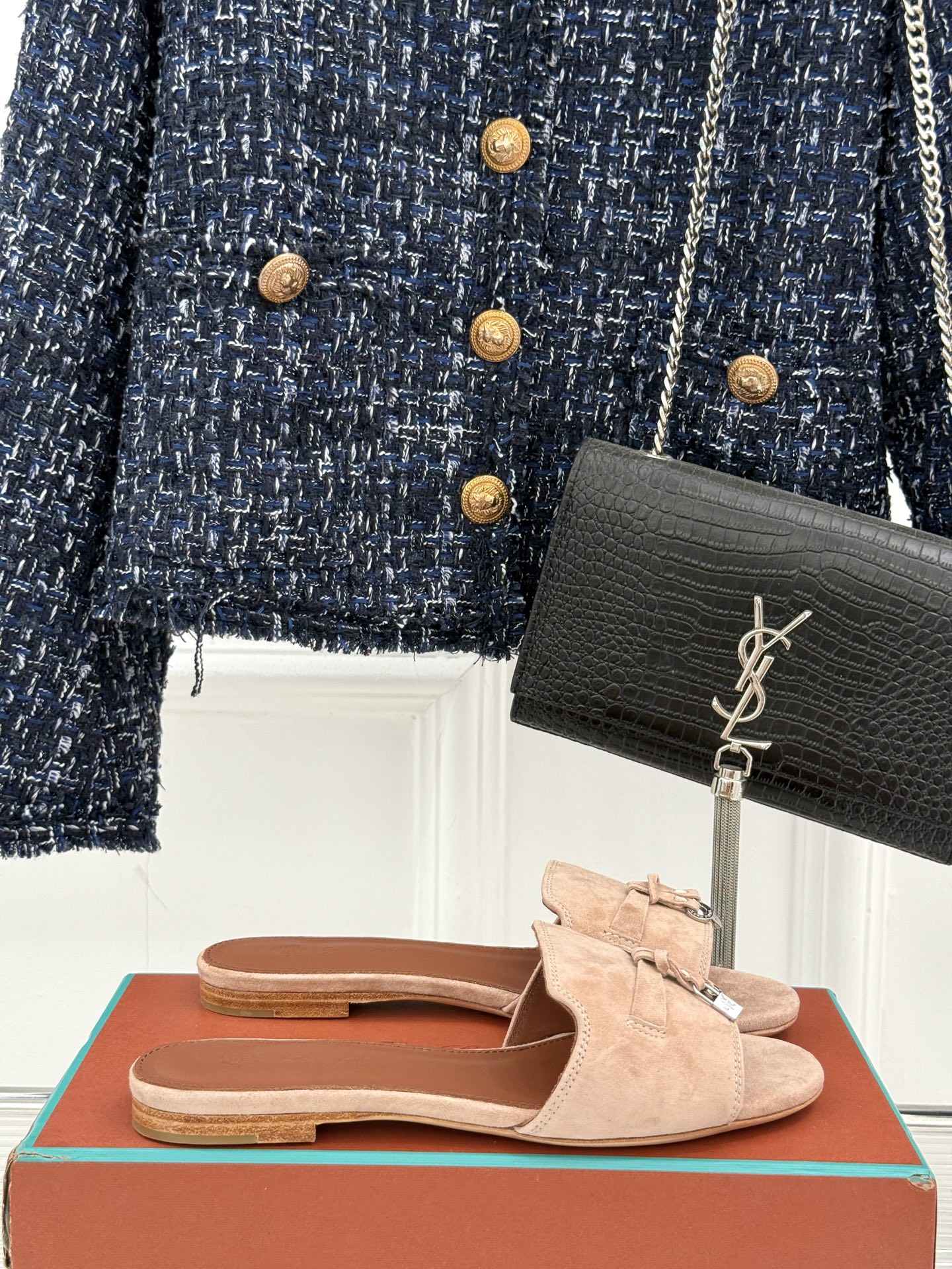 
Loro Piana/ LP 经典复古绝美
吊坠粗跟平底拖鞋
简约即时髦 松弛的高级感
感受夏日感高级