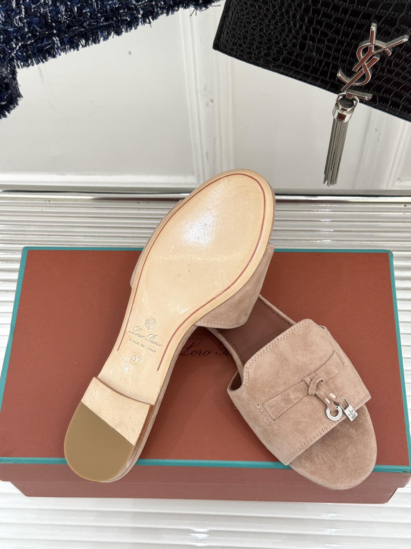 
Loro Piana/ LP 经典复古绝美
吊坠粗跟平底拖鞋
简约即时髦 松弛的高级感
感受夏日感高级