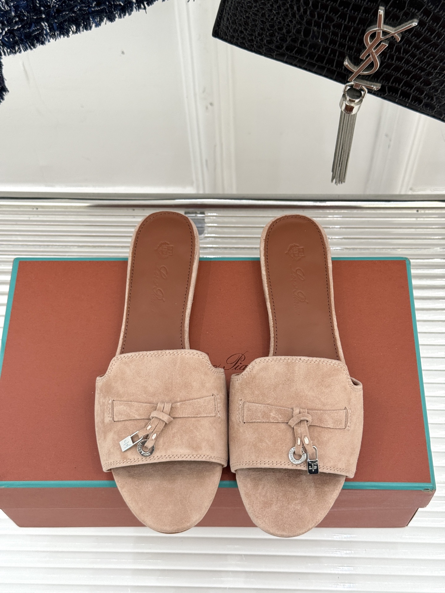 
Loro Piana/ LP 经典复古绝美
吊坠粗跟平底拖鞋
简约即时髦 松弛的高级感
感受夏日感高级