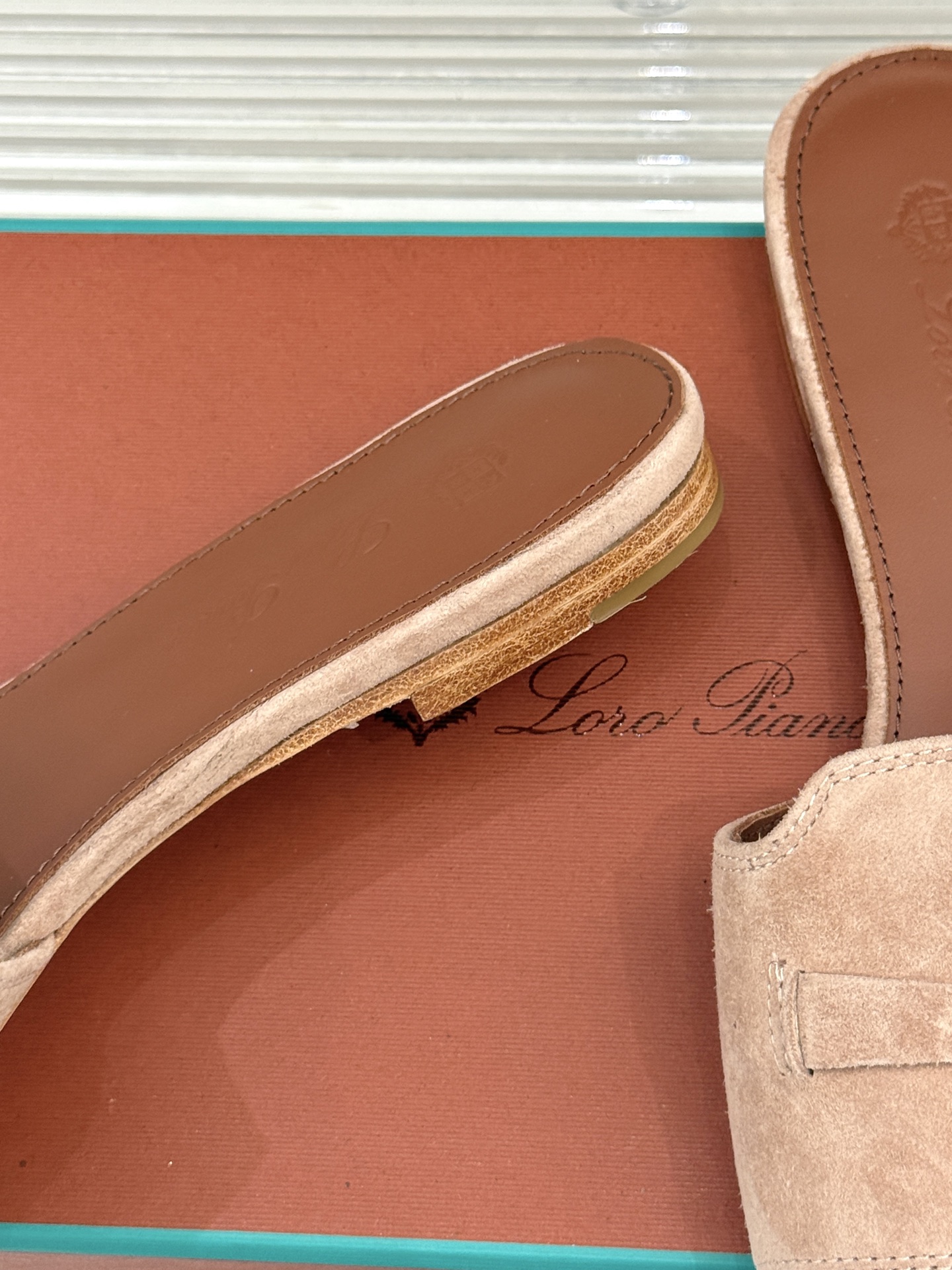 
Loro Piana/ LP 经典复古绝美
吊坠粗跟平底拖鞋
简约即时髦 松弛的高级感
感受夏日感高级