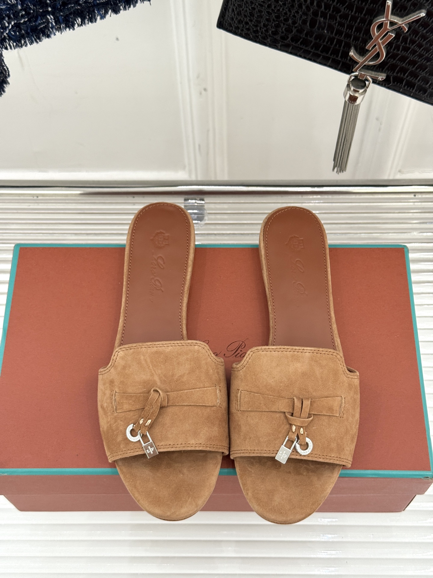 
Loro Piana/ LP 经典复古绝美
吊坠粗跟平底拖鞋
简约即时髦 松弛的高级感
感受夏日感高级