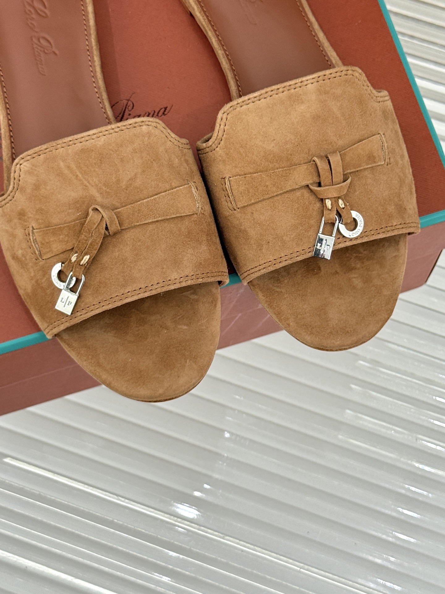 
Loro Piana/ LP 经典复古绝美
吊坠粗跟平底拖鞋
简约即时髦 松弛的高级感
感受夏日感高级
