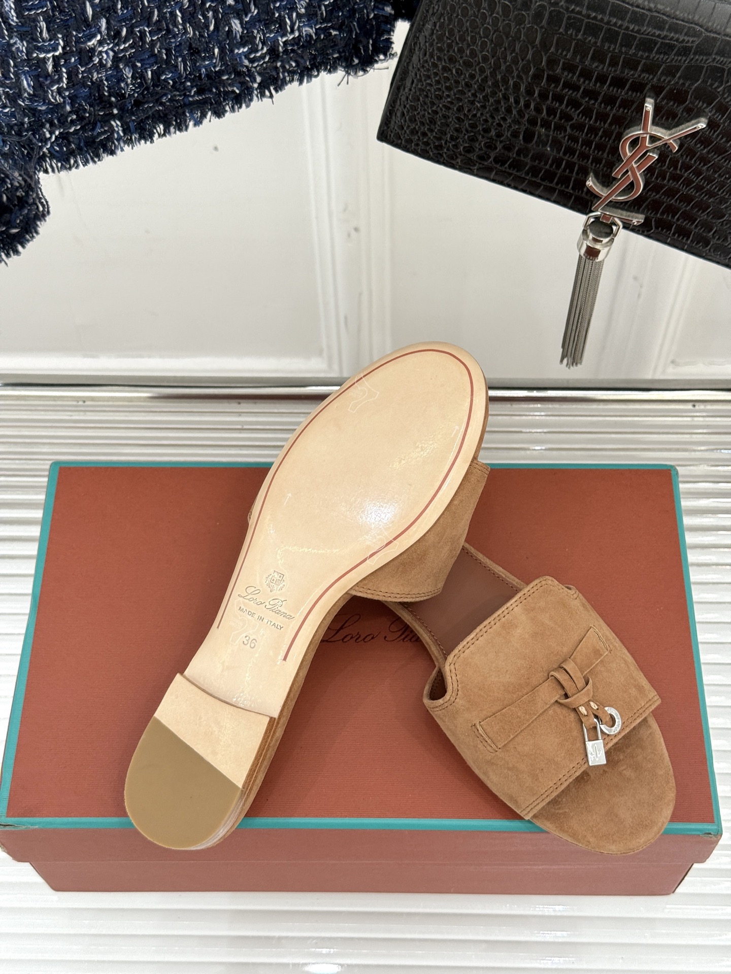 
Loro Piana/ LP 经典复古绝美
吊坠粗跟平底拖鞋
简约即时髦 松弛的高级感
感受夏日感高级