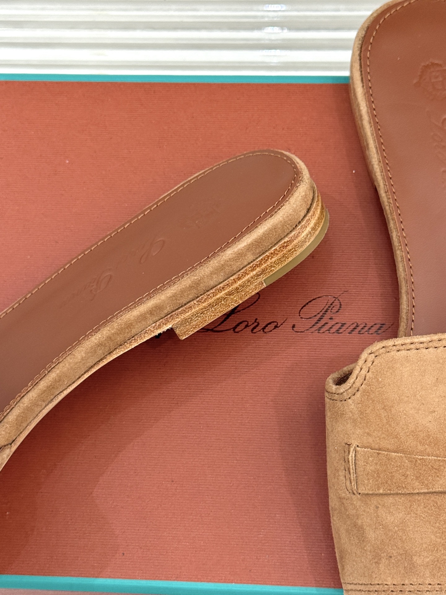 
Loro Piana/ LP 经典复古绝美
吊坠粗跟平底拖鞋
简约即时髦 松弛的高级感
感受夏日感高级