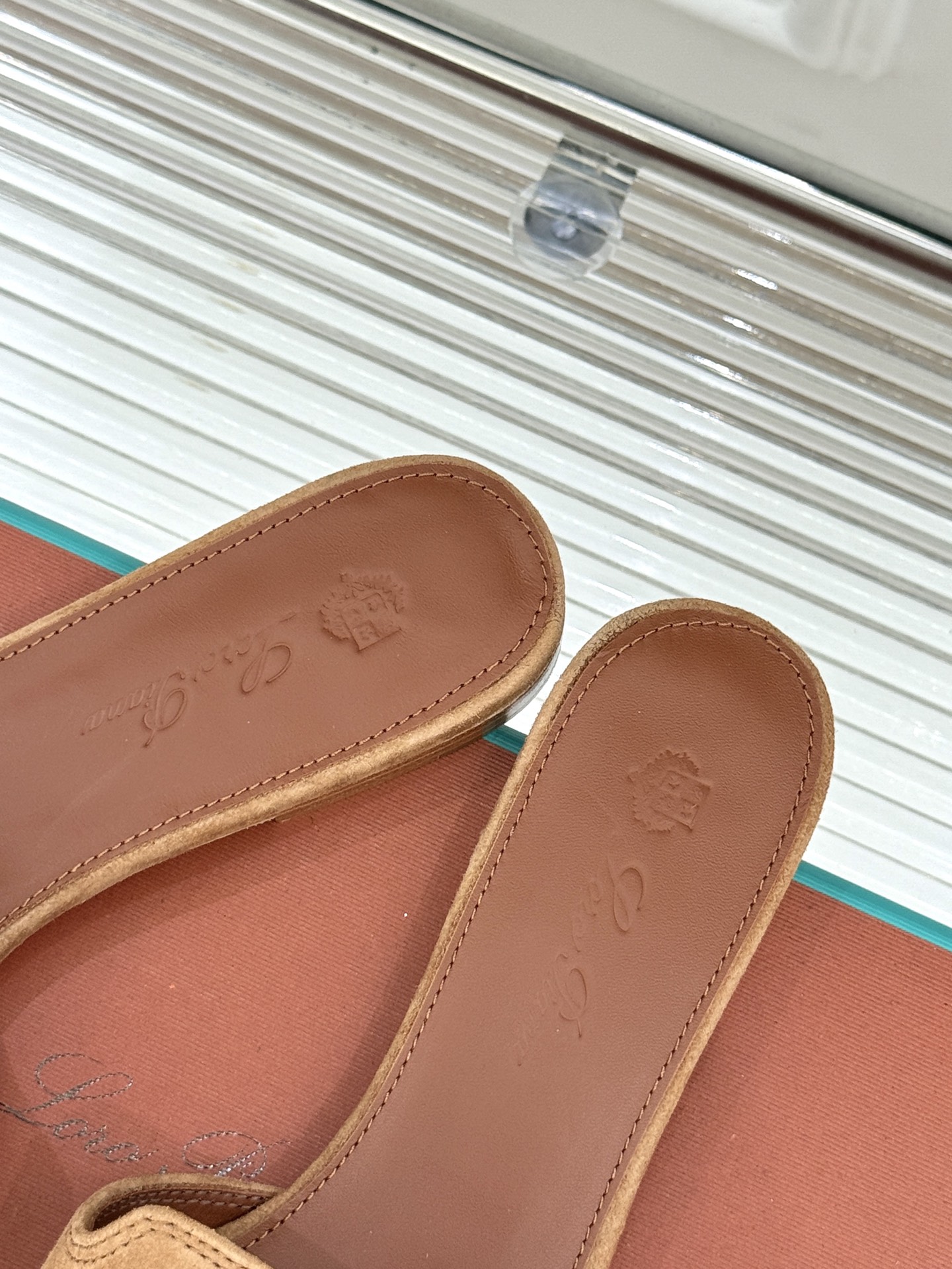 
Loro Piana/ LP 经典复古绝美
吊坠粗跟平底拖鞋
简约即时髦 松弛的高级感
感受夏日感高级