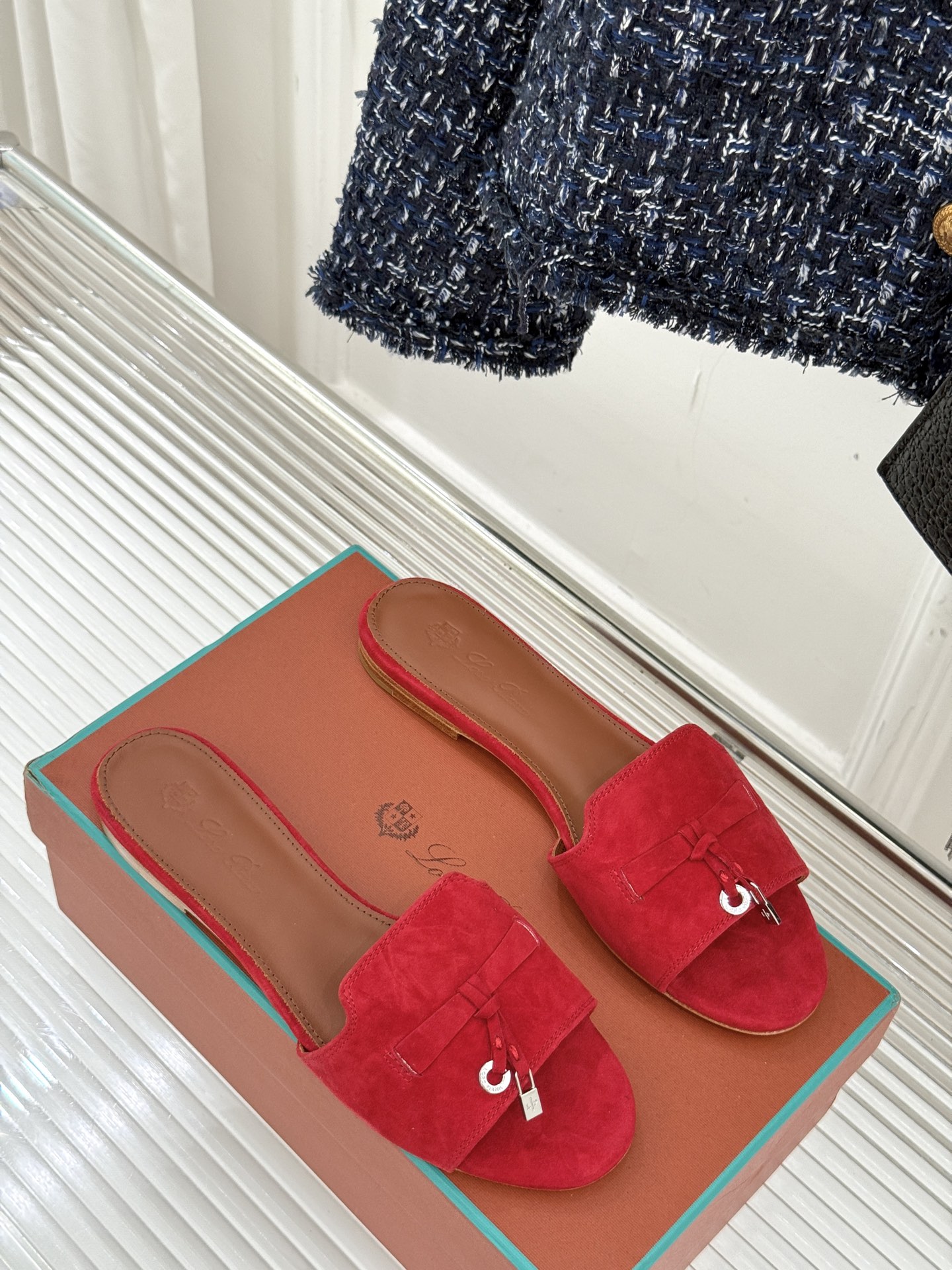 
Loro Piana/ LP 经典复古绝美
吊坠粗跟平底拖鞋
简约即时髦 松弛的高级感
感受夏日感高级