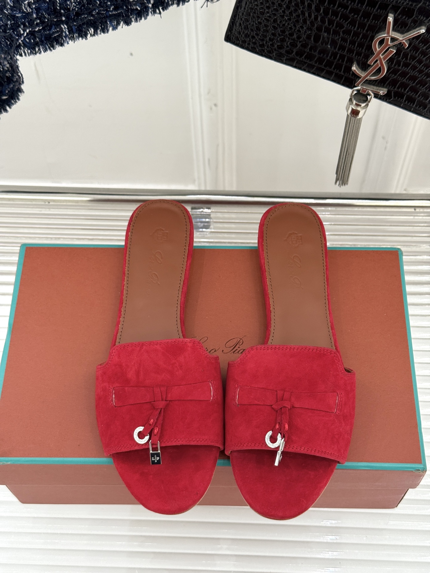 
Loro Piana/ LP 经典复古绝美
吊坠粗跟平底拖鞋
简约即时髦 松弛的高级感
感受夏日感高级